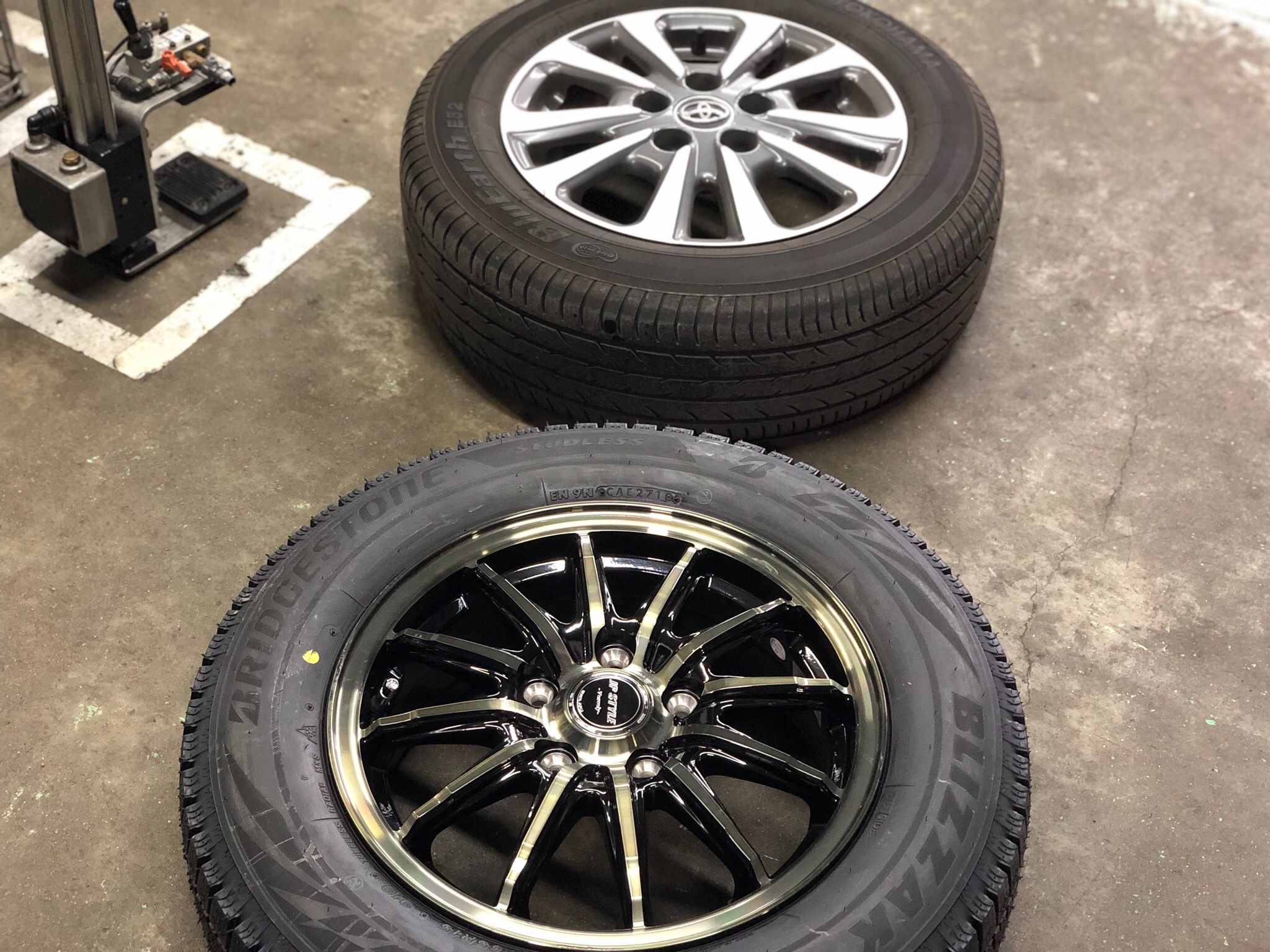 スタッドレスタイヤホイールセット取り付け | トヨタ エスクァイア 
