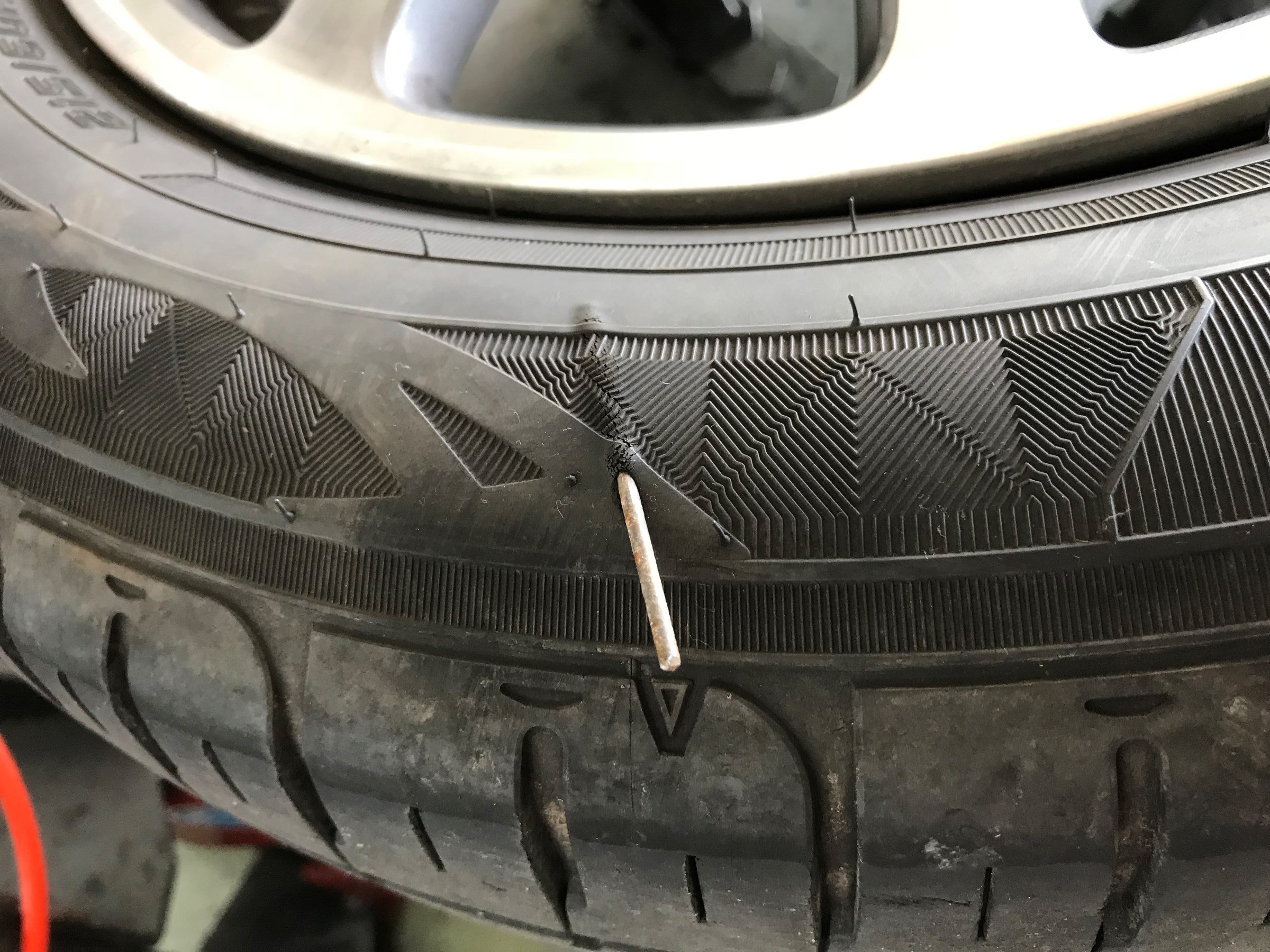 タイヤ側面に刺さっていました ｐｉｔ作業関連 タイヤ館 岐阜 岐阜県のタイヤ カー用品ショップ タイヤからはじまる トータルカーメンテナンス タイヤ館グループ