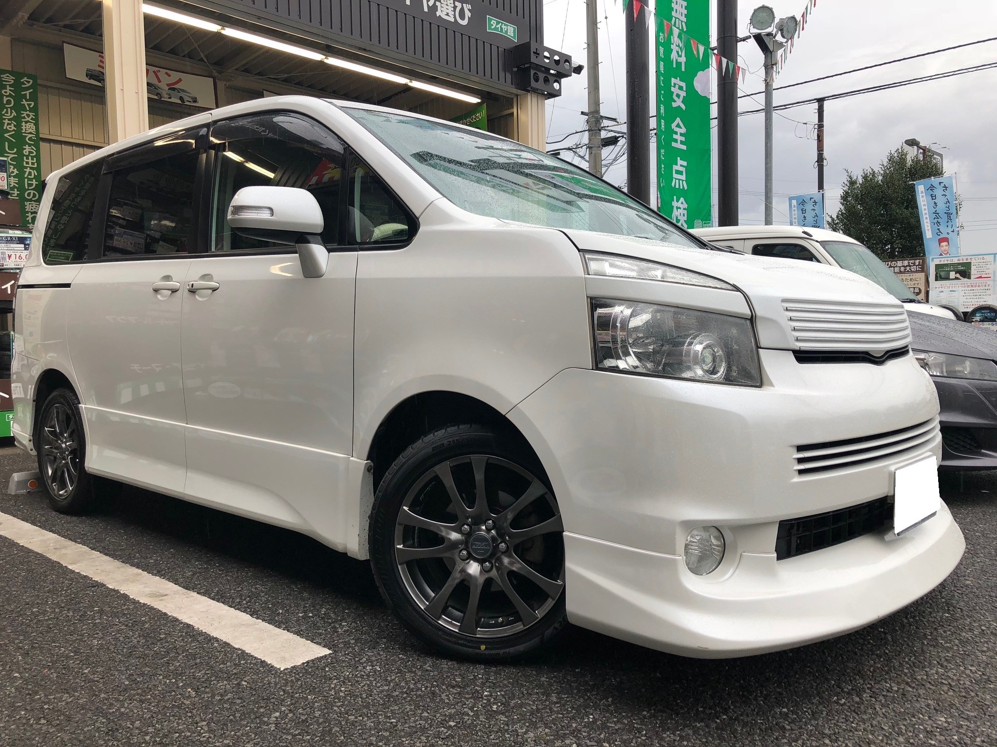 トヨタ Zrr70w Voxy タイヤ交換のご紹介です トヨタ ヴォクシー タイヤ タイヤ ホイール関連 タイヤ ホイール交換 サービス事例 タイヤ館 阿見 茨城県のタイヤ カー用品ショップ タイヤからはじまる トータルカーメンテナンス タイヤ館グループ