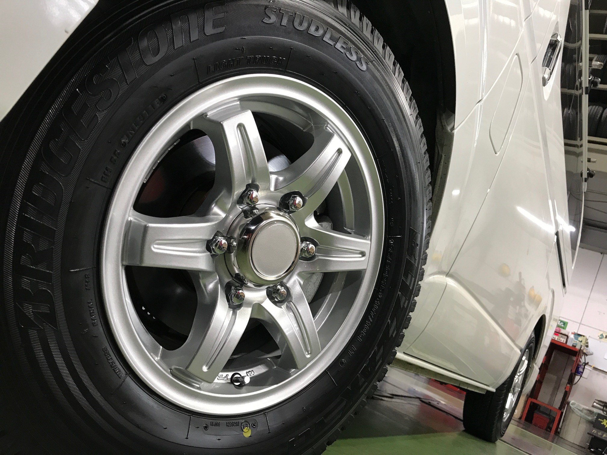 Toyota レジアスエース スタッドレスタイヤホイール取付 トヨタ レジアスエース タイヤ タイヤ ホイール関連 タイヤ ホイール交換 サービス事例 タイヤ館 宗像 タイヤからはじまる トータルカーメンテナンス タイヤ館グループ
