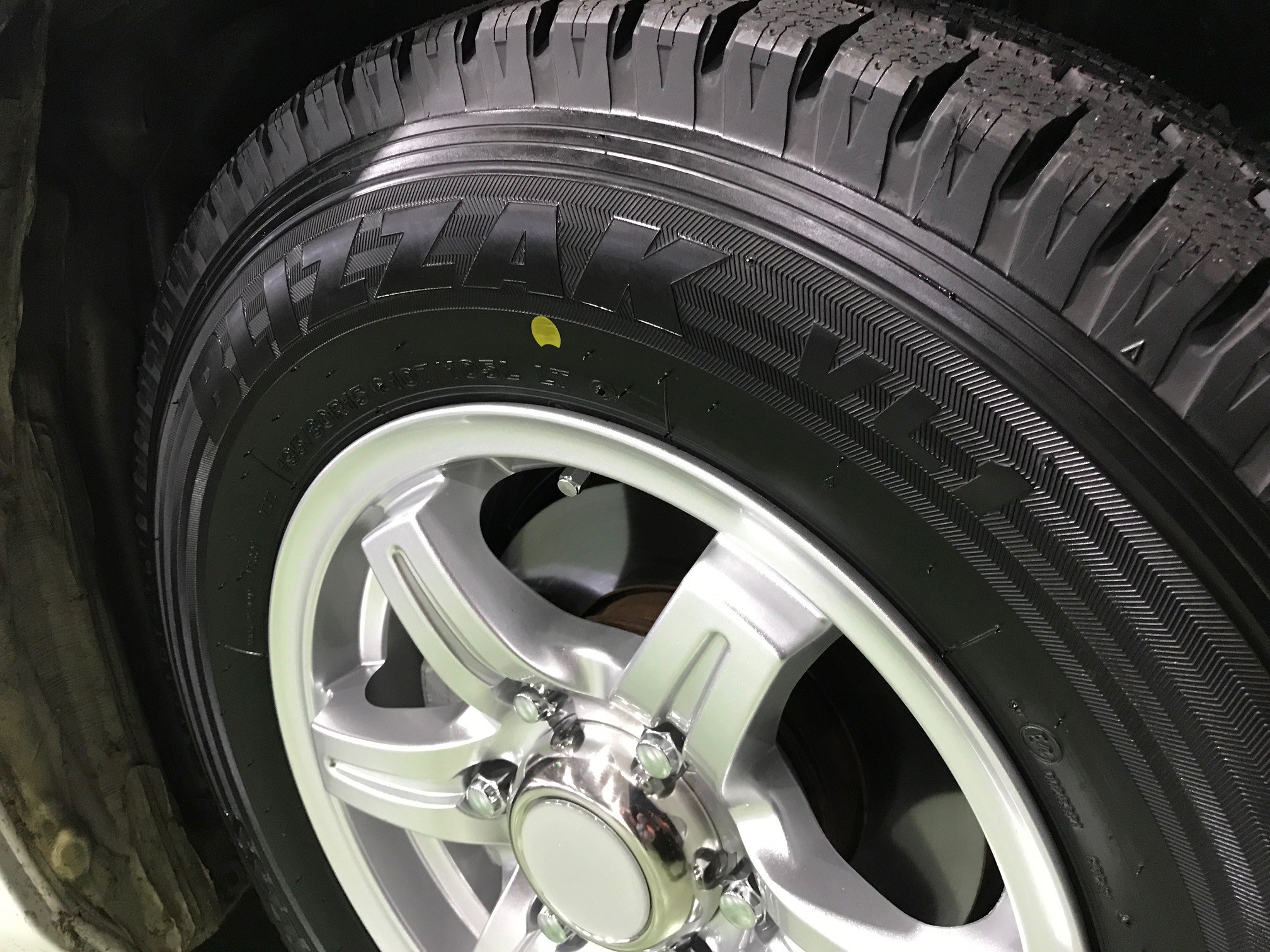 Toyota レジアスエース スタッドレスタイヤホイール取付 トヨタ レジアスエース タイヤ タイヤ ホイール関連 タイヤ ホイール交換 サービス事例 タイヤ館 宗像 タイヤからはじまる トータルカーメンテナンス タイヤ館グループ