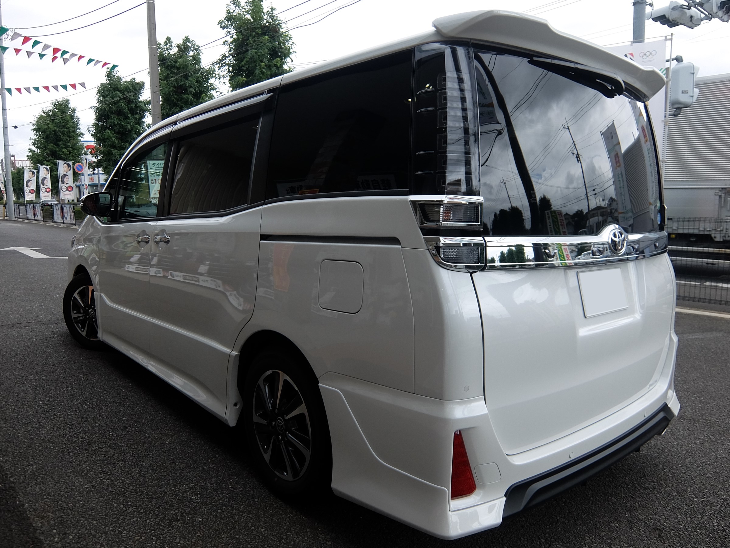 トヨタ・ヴォクシー・ZRR85W】TEIN車高調＆EDFC取付けをしました