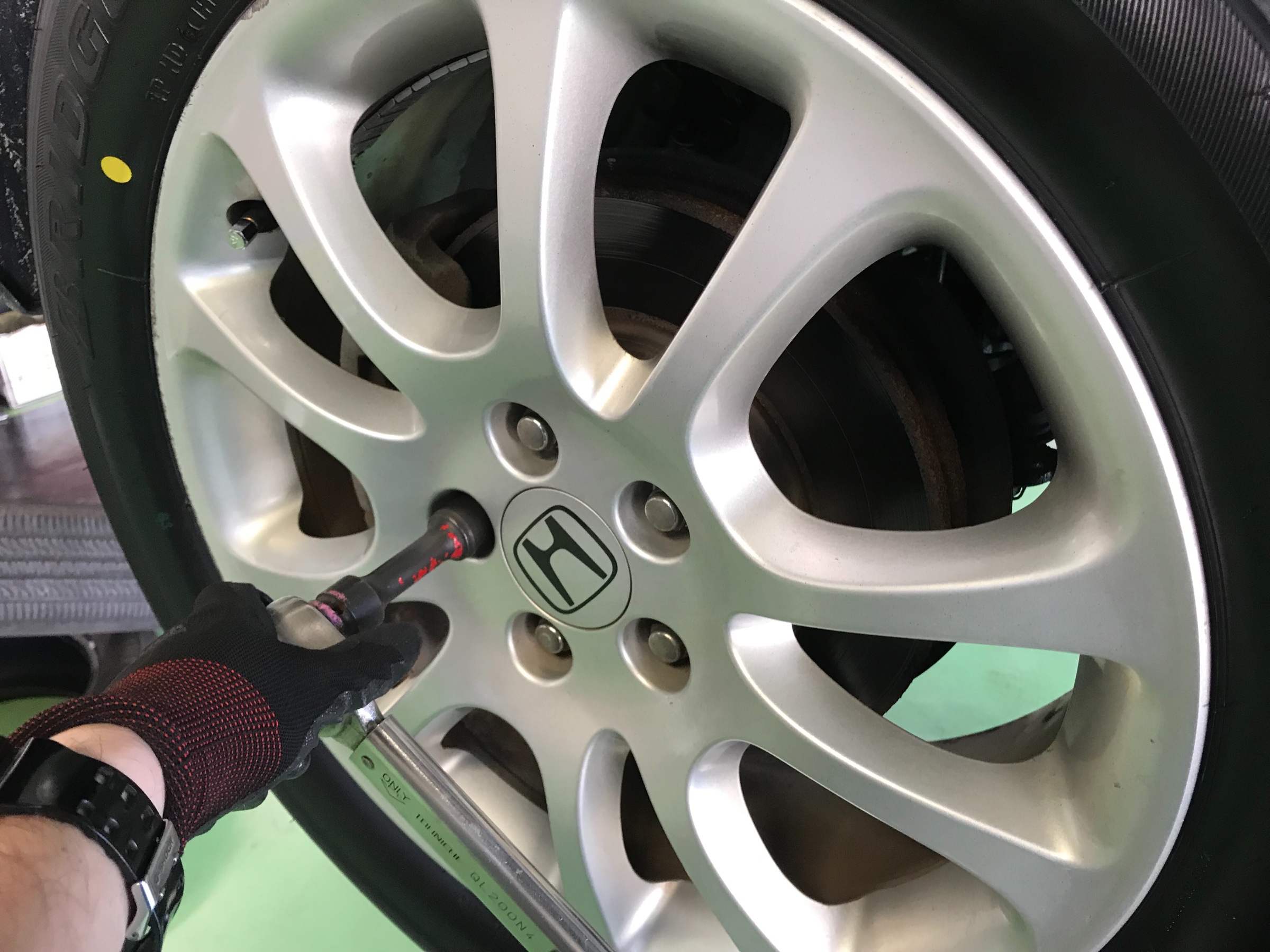 ホンダ Cr V のタイヤ交換をしました ホンダ Cr V タイヤ タイヤ ホイール関連 タイヤ ホイール交換 技術サービス施工事例 タイヤ館 福岡東 タイヤからはじまる トータルカーメンテナンス タイヤ館グループ