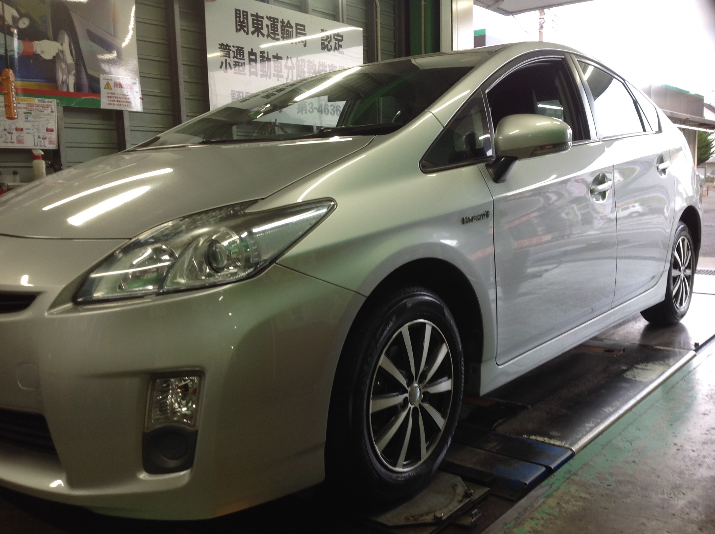 プリウス タイヤ交換 トヨタ プリウス サービス事例 タイヤ館 勝田台 千葉県のタイヤ カー用品ショップ タイヤからはじまる トータルカーメンテナンス タイヤ館グループ