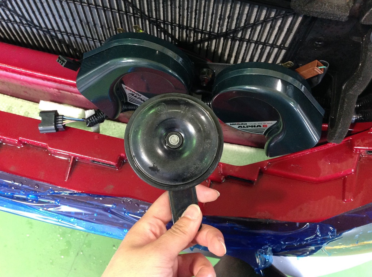 日産 ノートｅパワー ホーン交換作業のご紹介です 日産 ノートe Power その他 サービス事例 タイヤ館 スズカ 愛知県 三重県のタイヤ カー用品ショップ タイヤからはじまる トータルカーメンテナンス タイヤ館グループ