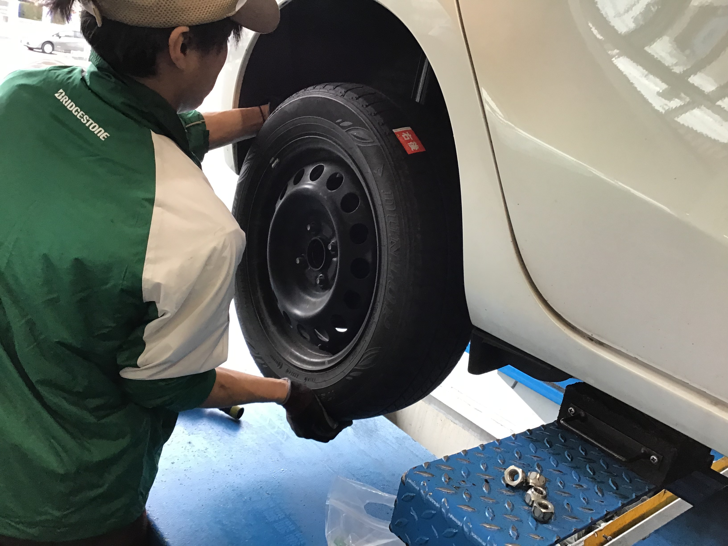 トヨタ　アクア　履き替え風景