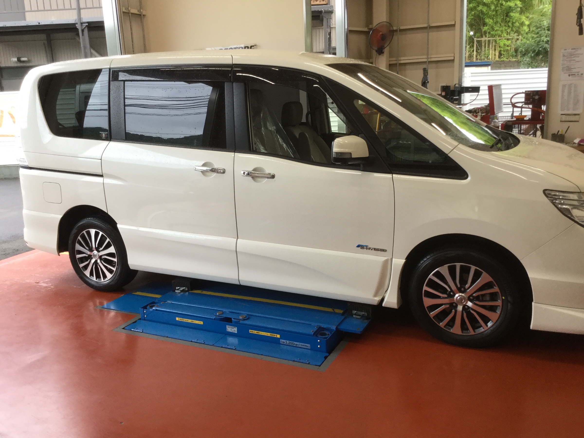 セレナ タイヤ交換 日産 セレナ タイヤ タイヤ ホイール関連 タイヤ ホイール交換 サービス事例 タイヤ館 葉山 タイヤからはじまる トータルカーメンテナンス タイヤ館グループ