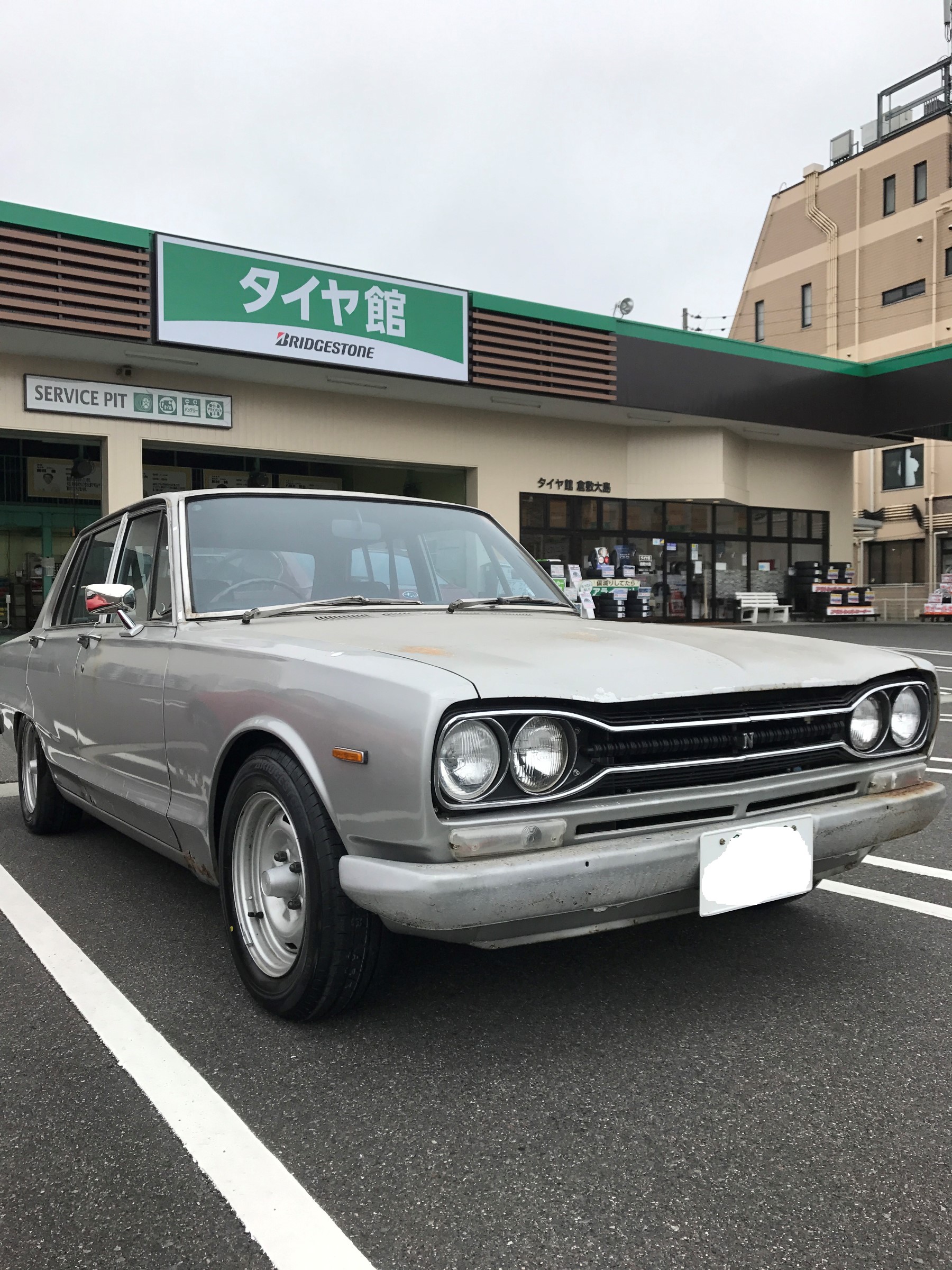 スカイラインのタイヤ交換 日産 スカイライン タイヤ タイヤ ホイール関連 タイヤ ホイール交換 サービス事例 タイヤ館 倉敷大島 タイヤからはじまる トータルカーメンテナンス タイヤ館グループ