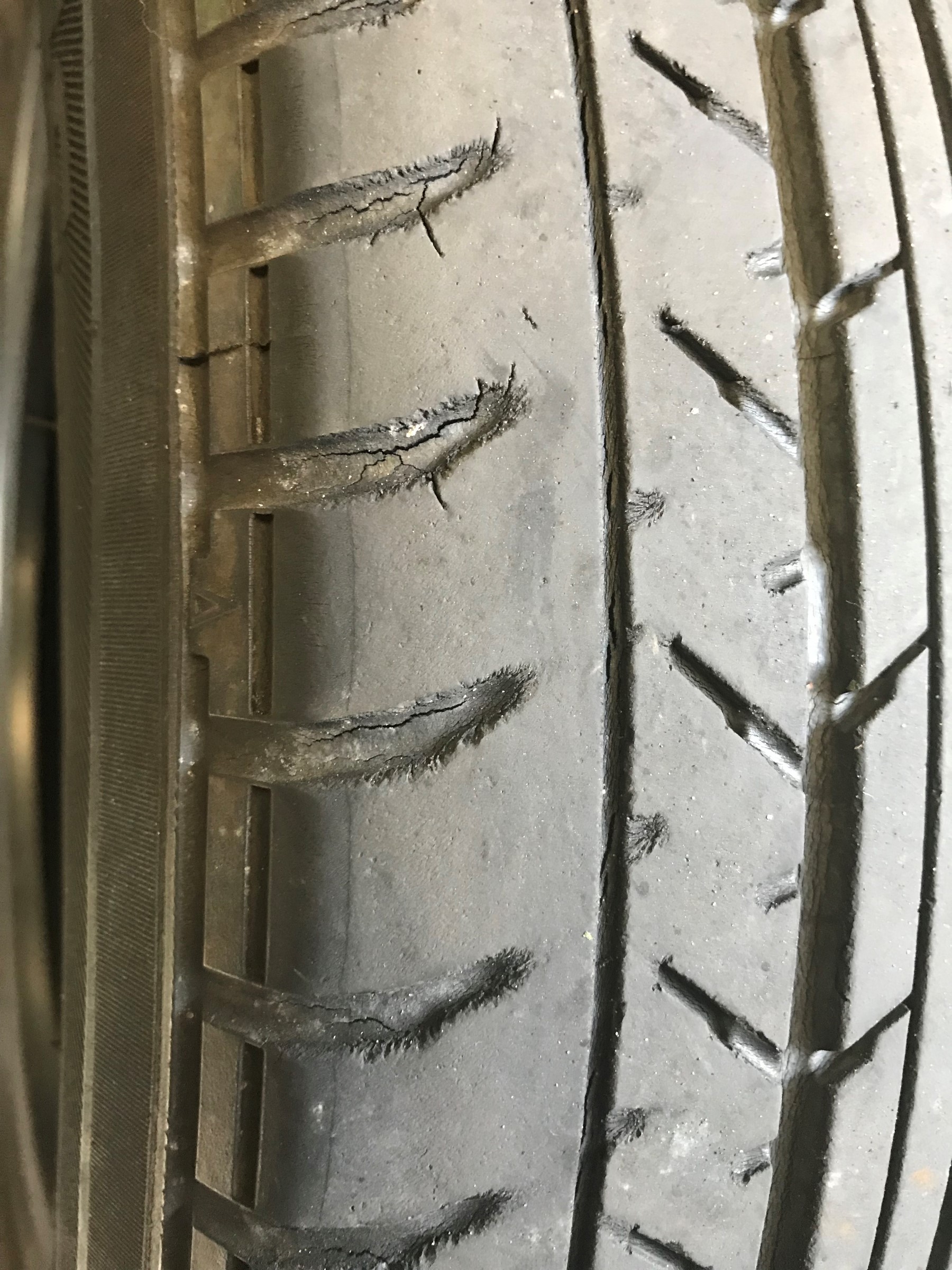 日産 ノート タイヤ交換 ハブ防錆 日産 ノート タイヤ タイヤ ホイール関連 センターフィット タイヤ館のみで受けられる取付作業です 持ち込み取付作業 サービス事例 タイヤ館 古国府 タイヤからはじまる トータルカーメンテナンス タイヤ館グループ