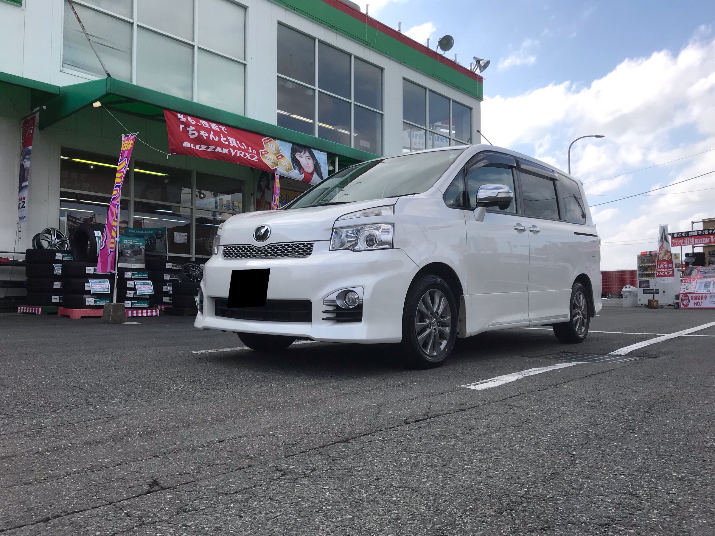 ヴォクシーのタイヤ交換をしました トヨタ ヴォクシー タイヤ タイヤ ホイール関連 タイヤ ホイール交換 技術サービス施工事例 タイヤ館 福岡東 タイヤからはじまる トータルカーメンテナンス タイヤ館グループ