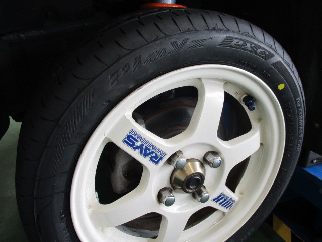 ホンダ ビート タイヤ交換作業 ホンダ ビート タイヤ タイヤ ホイール関連 タイヤ ホイール交換 サービス事例 タイヤ館 半田山 タイヤからはじまる トータルカーメンテナンス タイヤ館グループ