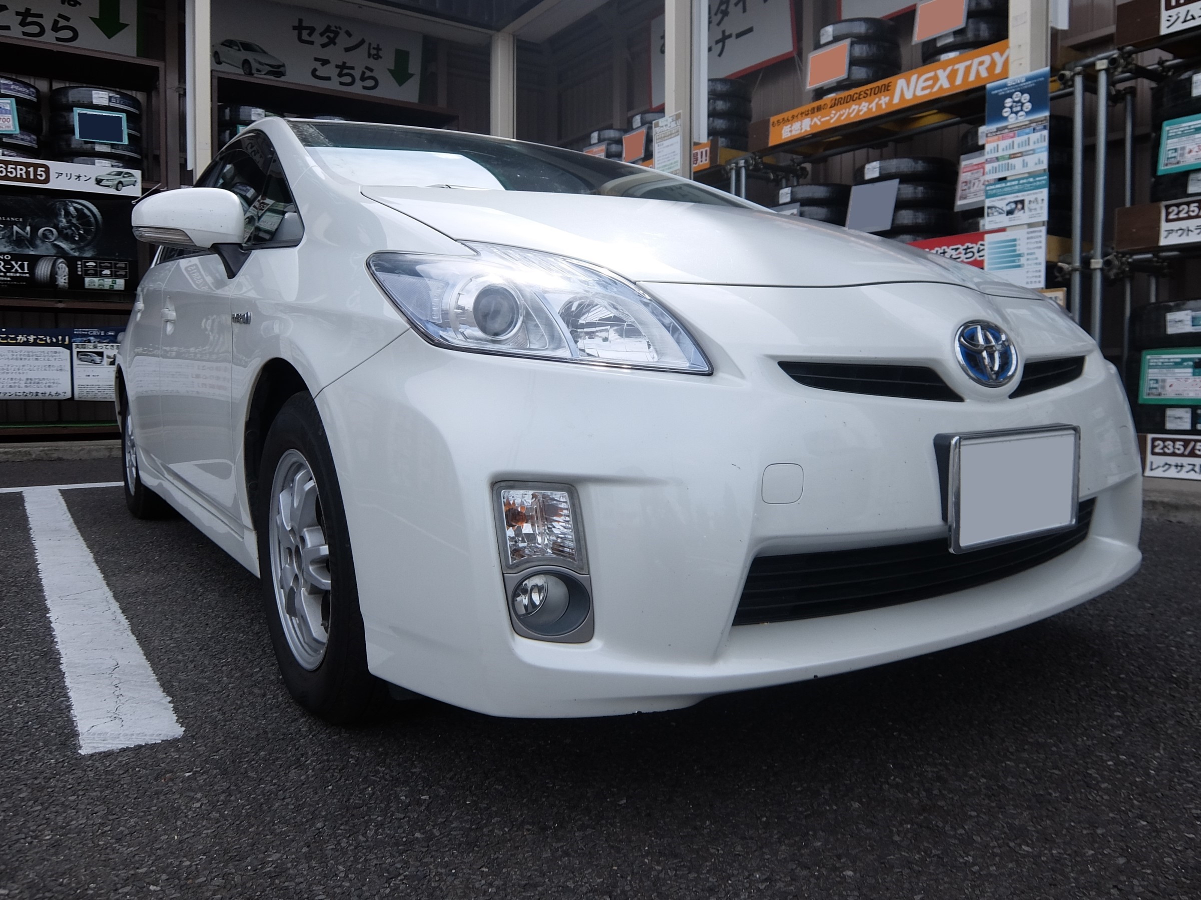 トヨタ プリウス Zvw30 パンク内面修理 トヨタ プリウス タイヤ サービス事例 タイヤ館 うしく上柏田 茨城県のタイヤ カー用品ショップ タイヤからはじまる トータルカーメンテナンス タイヤ館グループ