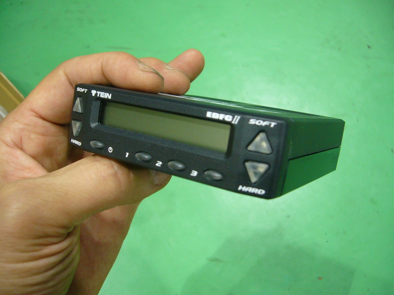 日産エルグランド Tein Flex A Edfc 取り付け 日産 エルグランド その他 パーツ取付 サスペンション取付 サービス事例 タイヤ館 綾瀬 神奈川県のタイヤ カー用品ショップ タイヤからはじまる トータルカーメンテナンス タイヤ館グループ