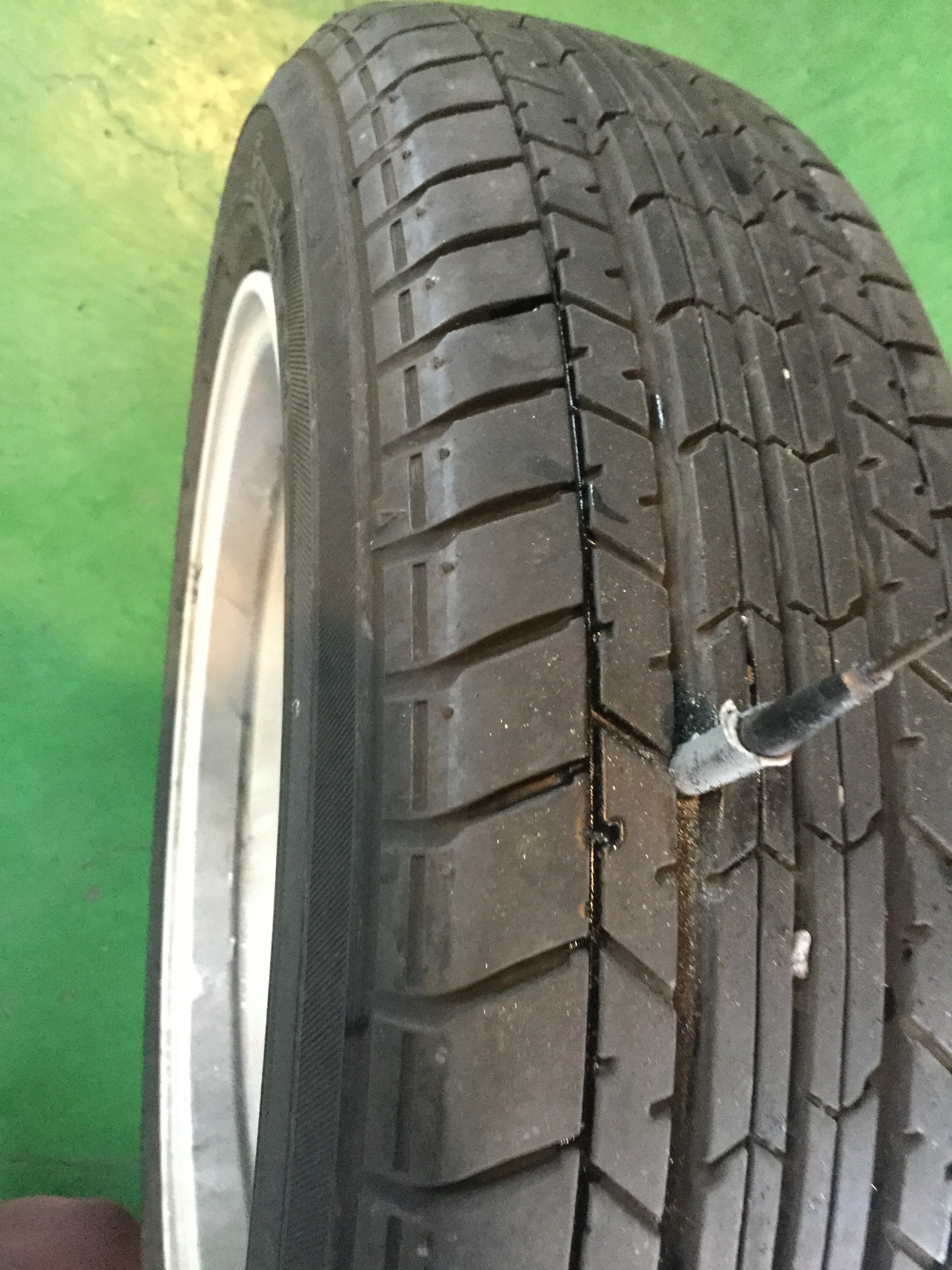 パンク修理 サービス事例 タイヤ館 宇都宮北 タイヤからはじまる トータルカーメンテナンス タイヤ館グループ