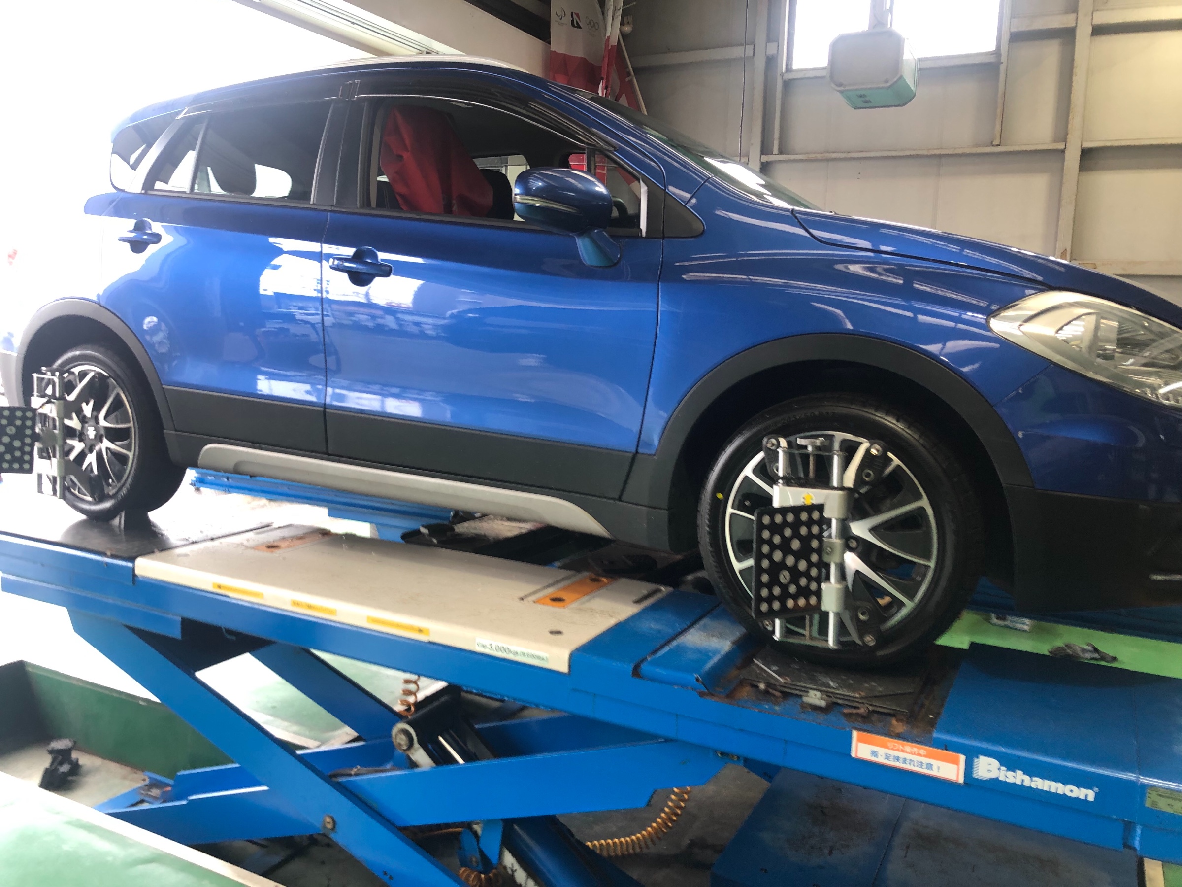 スズキ Sx4 アライメント調整 スズキ Sx4 その他 タイヤ ホイール関連 アライメント作業は予約制です 取付 サービス事例 タイヤ館 松崎 タイヤからはじまる トータルカーメンテナンス タイヤ館グループ