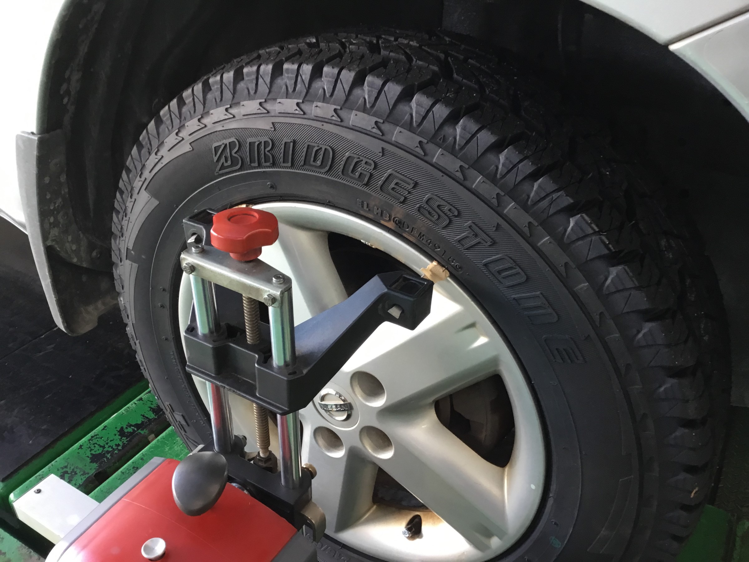 T30 エクストレイル タイヤ交換＆アライメント作業 | 日産