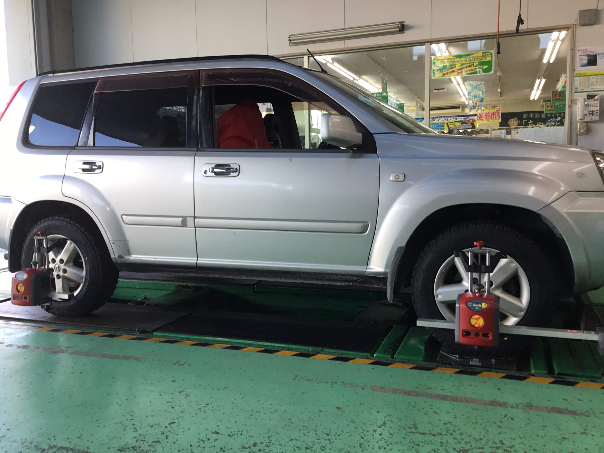 T30 エクストレイル タイヤ交換＆アライメント作業 | 日産