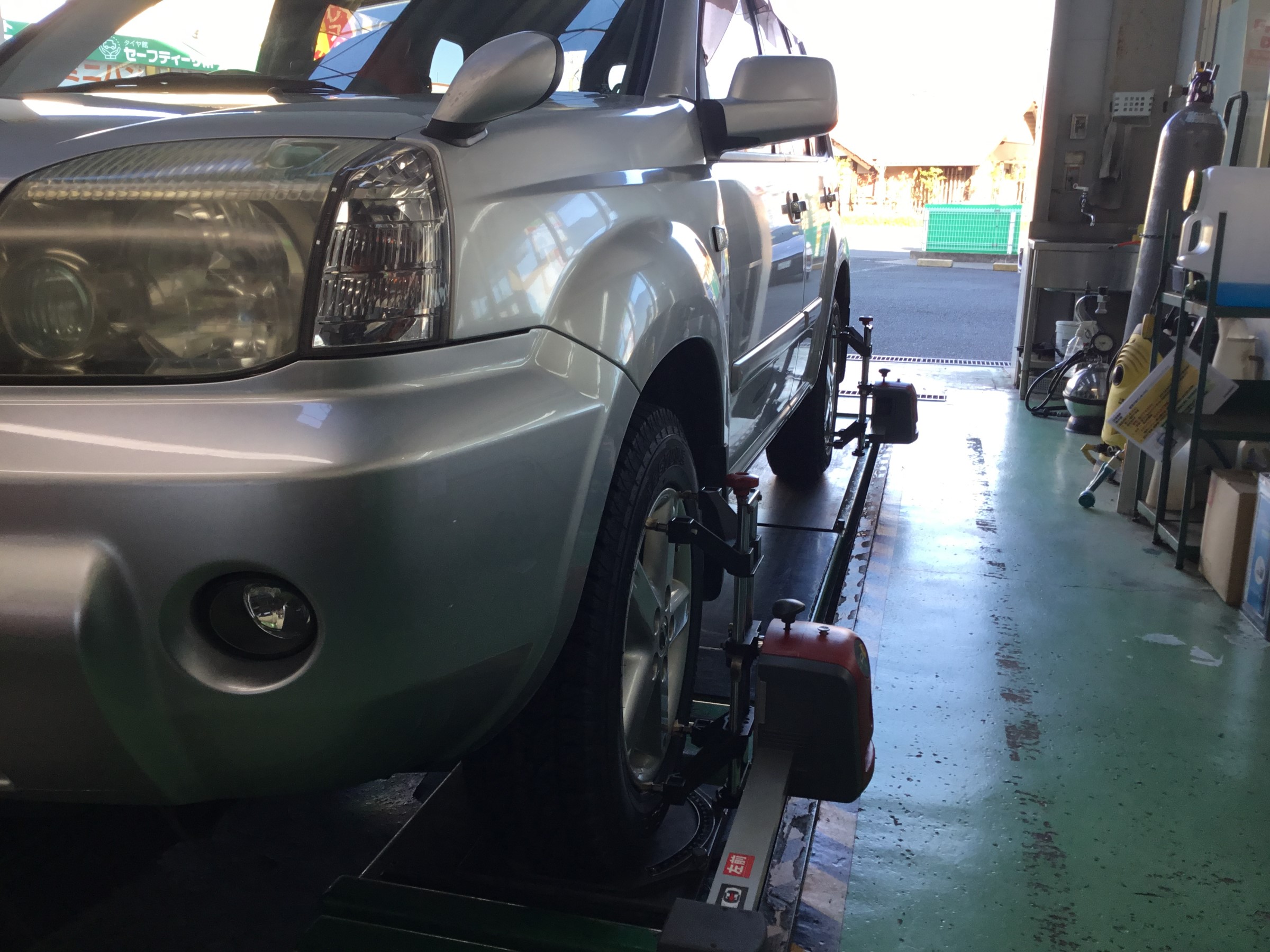 T30 エクストレイル タイヤ交換＆アライメント作業 | 日産