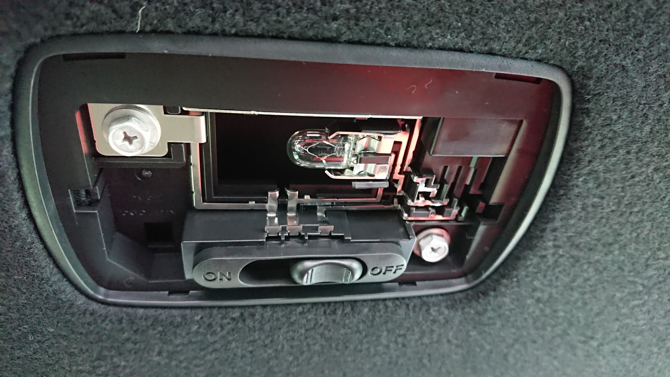 ホンダ Fit Gp5 ルームランプ交換を行いました その2 ホンダ フィット その他 パーツ取付 Led Hidキット類取付 サービス事例 タイヤ館 土浦北インター 茨城県のタイヤ カー用品ショップ タイヤからはじまる トータルカーメンテナンス タイヤ館グループ