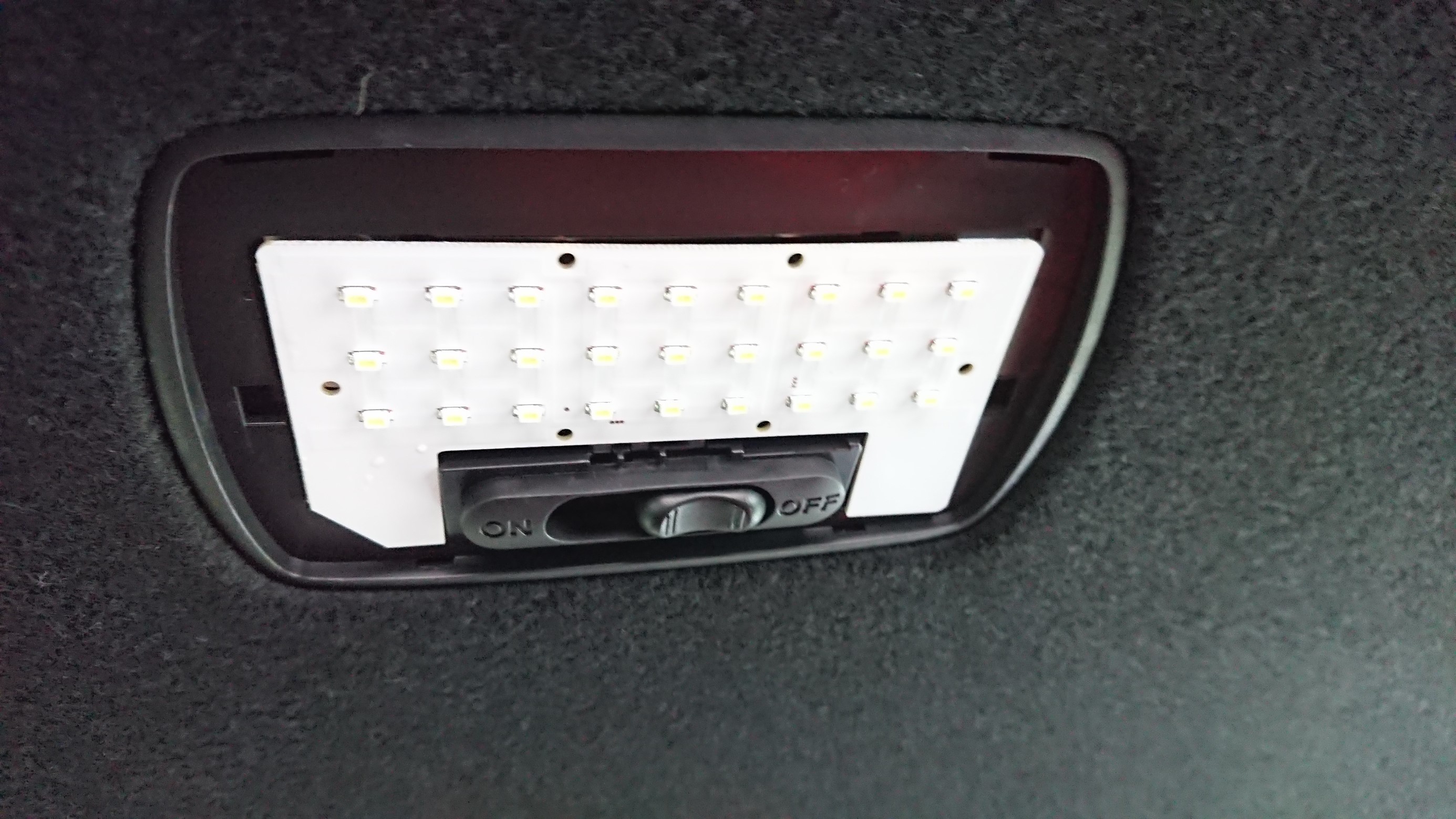 ホンダ Fit Gp5 ルームランプ交換を行いました その2 ホンダ フィット その他 パーツ取付 Led Hidキット類取付 サービス事例 タイヤ館 土浦北インター 茨城県のタイヤ カー用品ショップ タイヤからはじまる トータルカーメンテナンス タイヤ館グループ