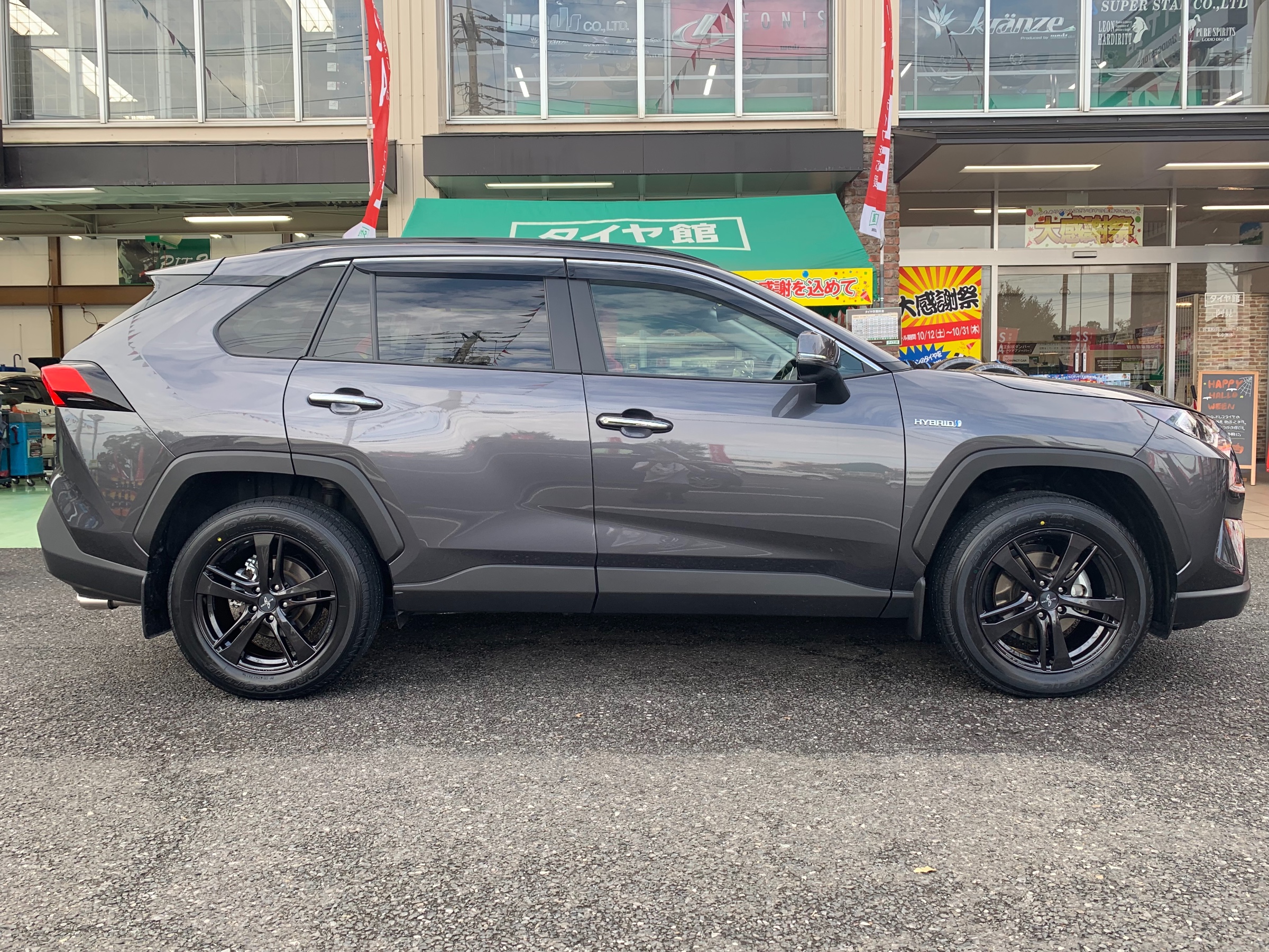 トヨタ MXAA RAV4】タイヤホイールセット交換です | 店舗お