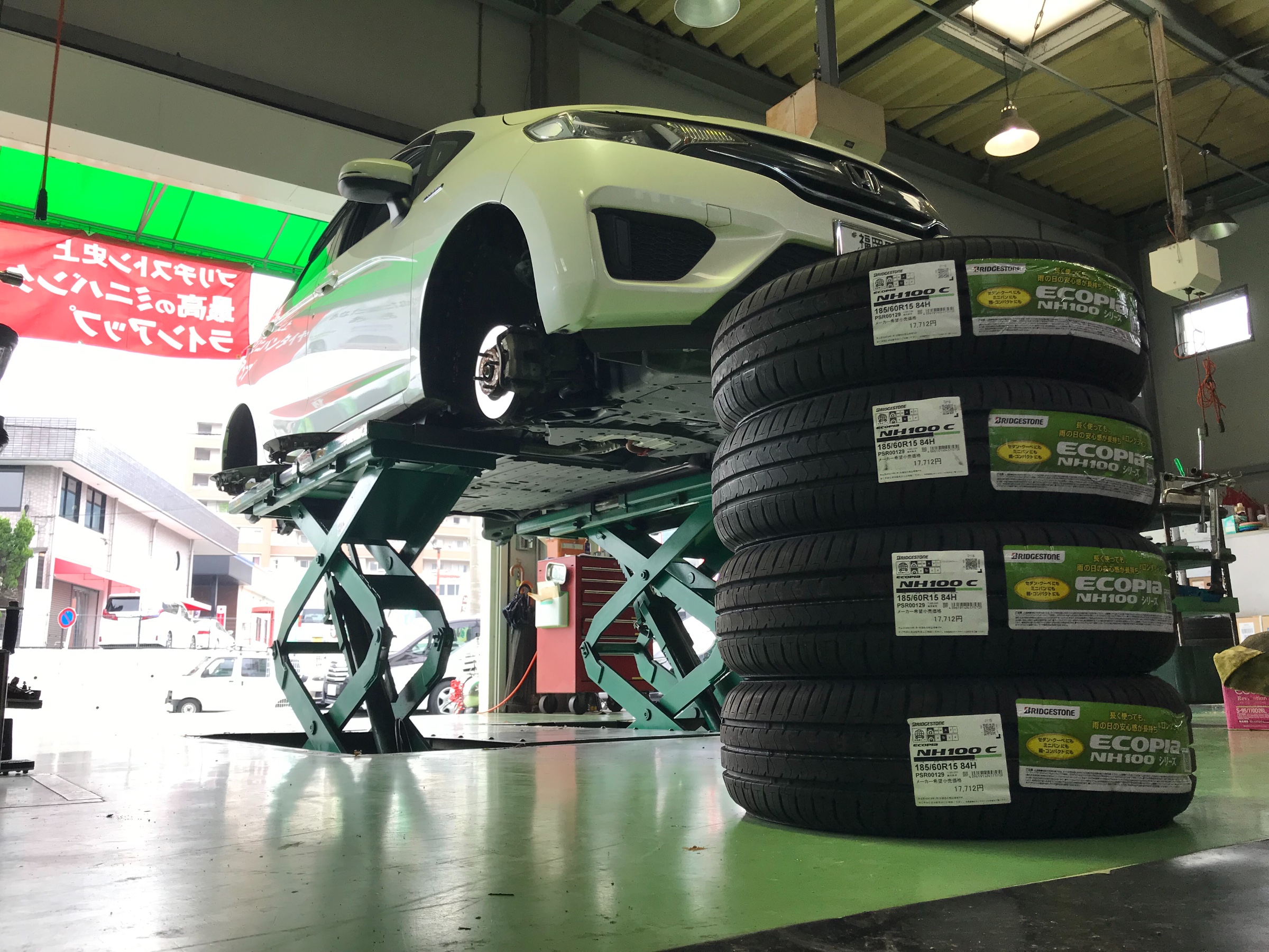フィットのタイヤ交換 エンジンオイル交換しました ホンダ フィット タイヤ オイル関連 エンジンオイル交換 技術サービス施工事例 タイヤ館 福岡東 タイヤからはじまる トータルカーメンテナンス タイヤ館グループ
