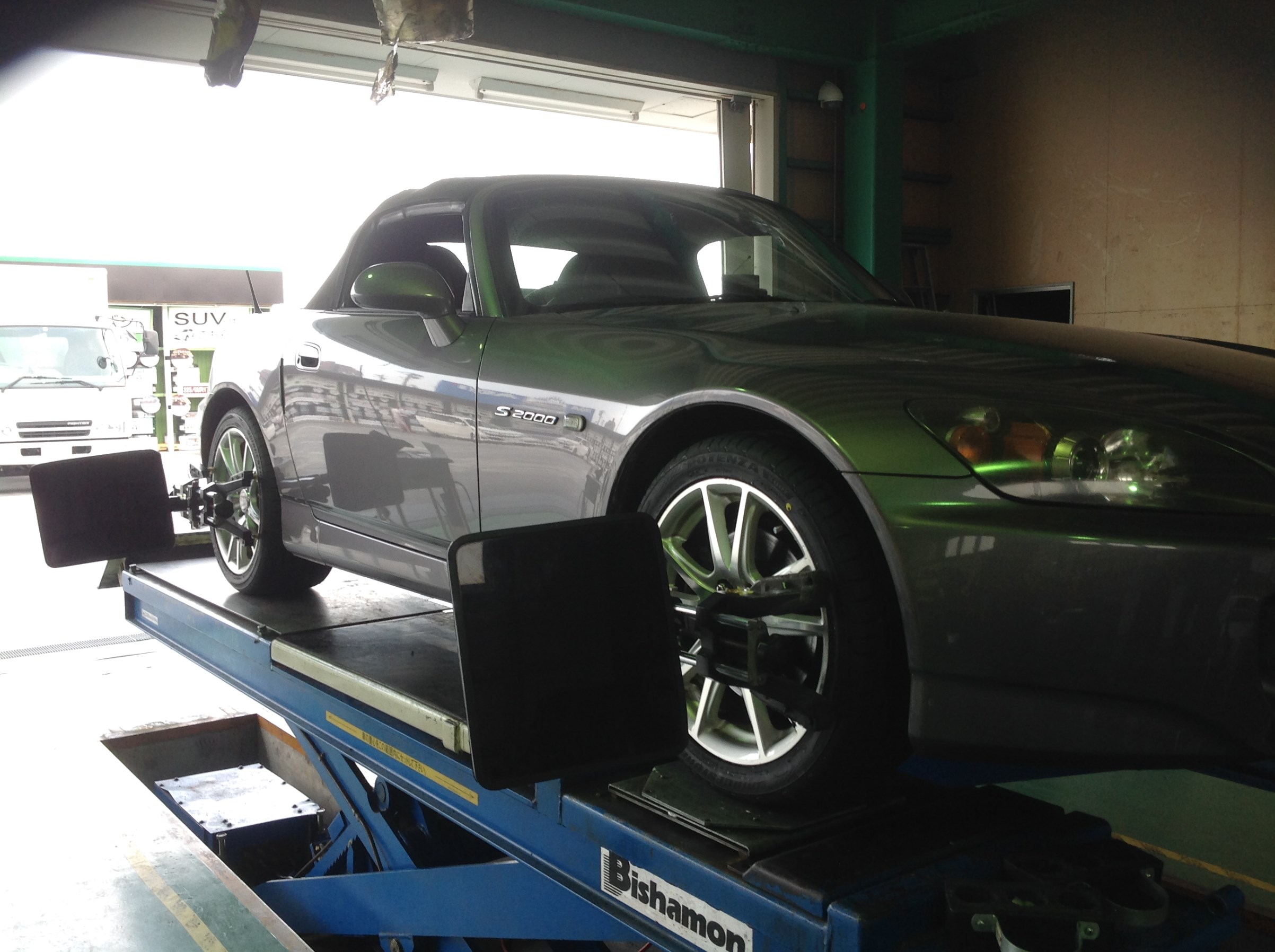 ホンダｓ２０００ ａｐ1 ポテンザｓ００１取付とアライメント作業 ホンダ S00 タイヤ タイヤ ホイール関連 タイヤ ホイール交換 サービス事例 タイヤ館 前後 愛知県 三重県のタイヤ カー用品ショップ タイヤからはじまる トータルカーメンテナンス