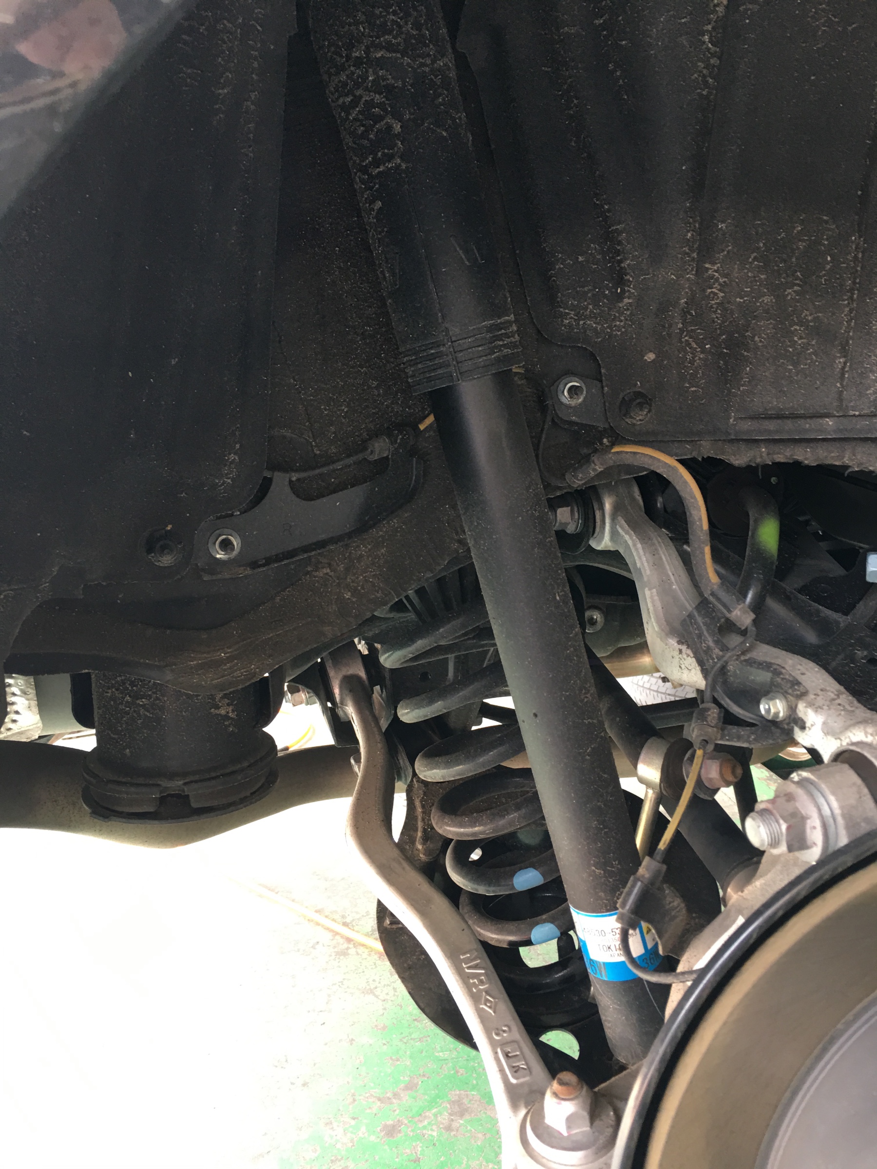 レクサスｉｓ３００h Rsr車高調取り付け レクサス Is スタッフ日記 タイヤ館 加古川中央 兵庫県のタイヤ カー用品ショップ タイヤからはじまる トータルカーメンテナンス タイヤ館グループ