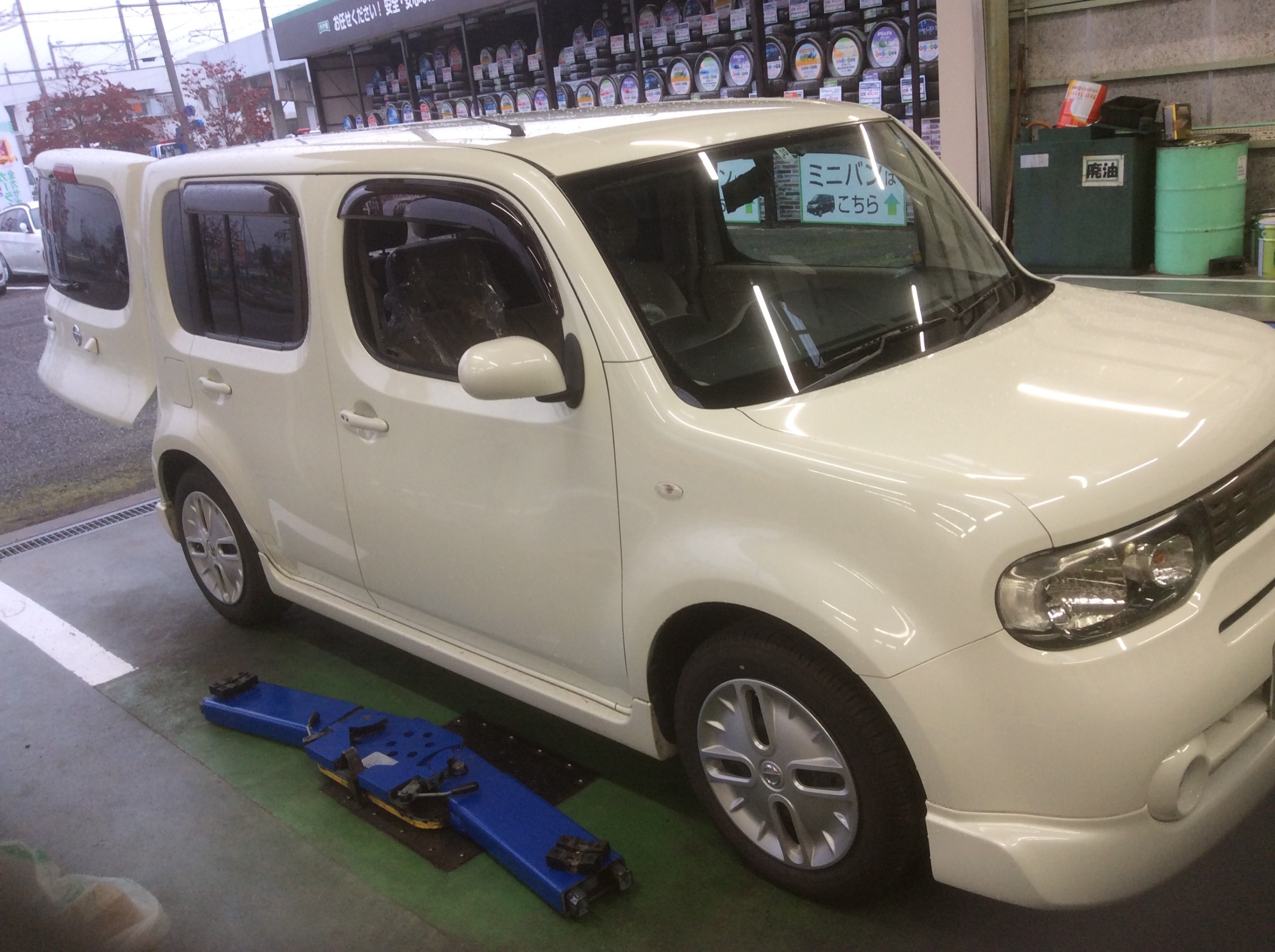 日産 キューブ Z12 ドラレコ 取付です 日産 キューブ Av ナビ機器 総和店こだわり作業 タイヤ館 総和 茨城県のタイヤ カー用品ショップ タイヤからはじまる トータルカーメンテナンス タイヤ館グループ