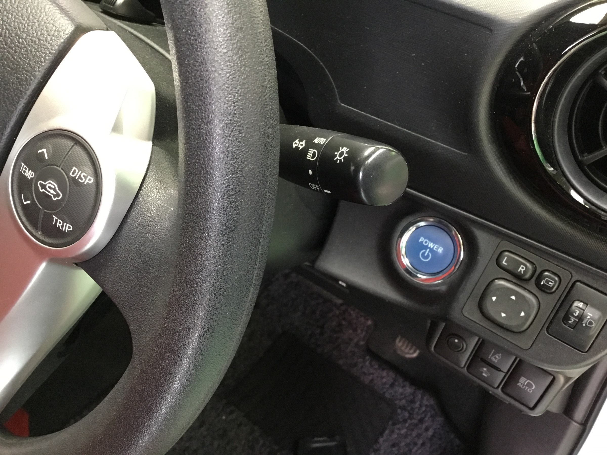 トヨタ アクア 純正フォグランプ Ledバルブ取付 トヨタ アクア その他 パーツ取付 各種用品取付 サービス事例 タイヤ館 太宰府 タイヤからはじまる トータルカーメンテナンス タイヤ館グループ