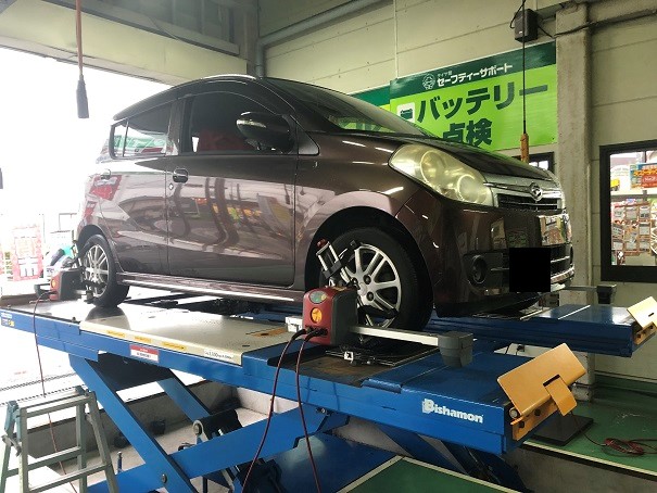 片減り対策のアライメント調整 ダイハツ ミラ タイヤ ホイール関連 4輪トータルアライメント調整 作業紹介 タイヤ館 森町通り タイヤからはじまる トータルカーメンテナンス タイヤ館グループ