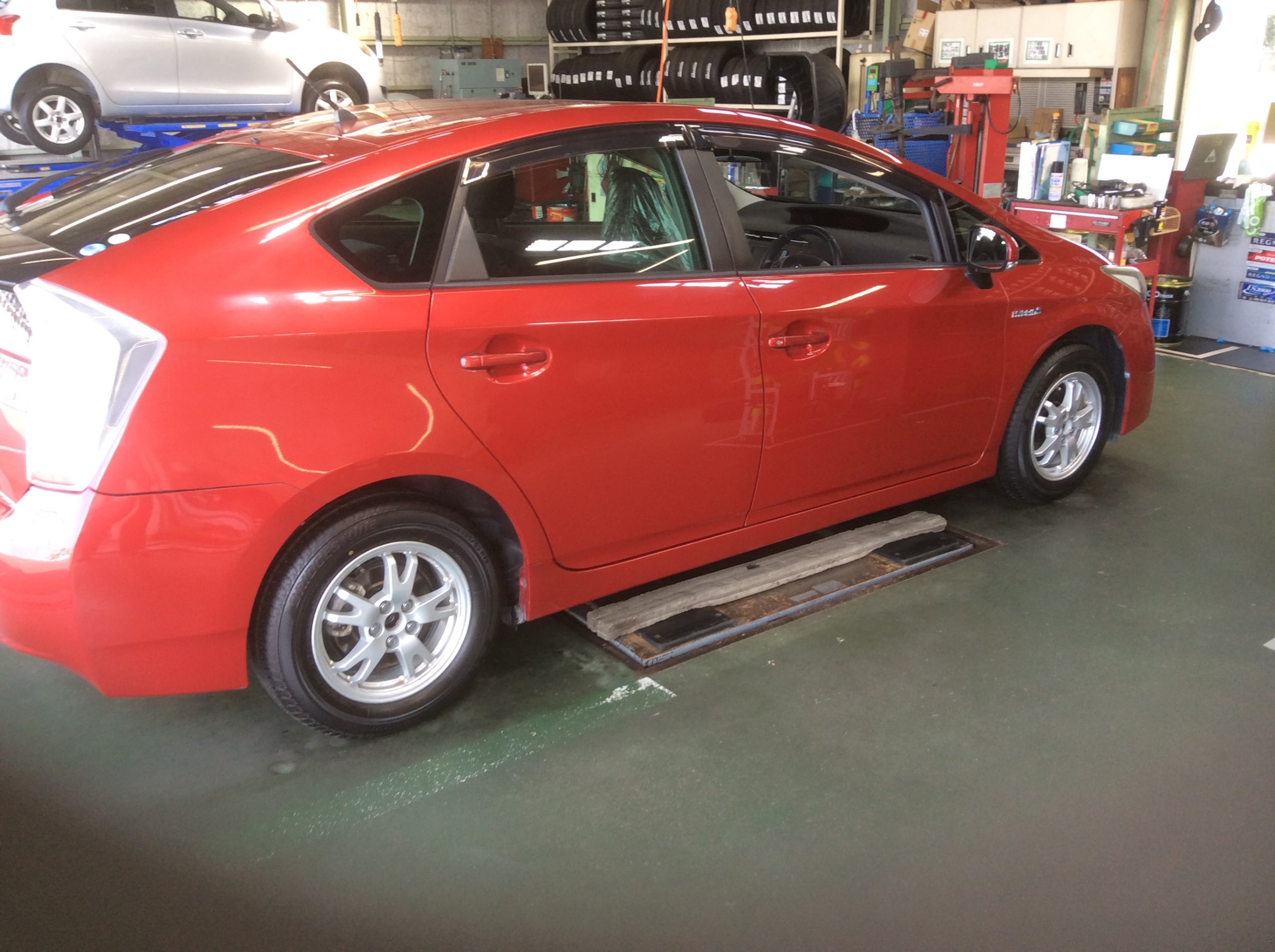 トヨタ：プリウス30系 タイヤ交換作業です！！ トヨタ プリウス 総和店こだわり作業 タイヤ館 総和 茨城県のタイヤ、カー用品ショップ タイヤからはじまる、トータルカー