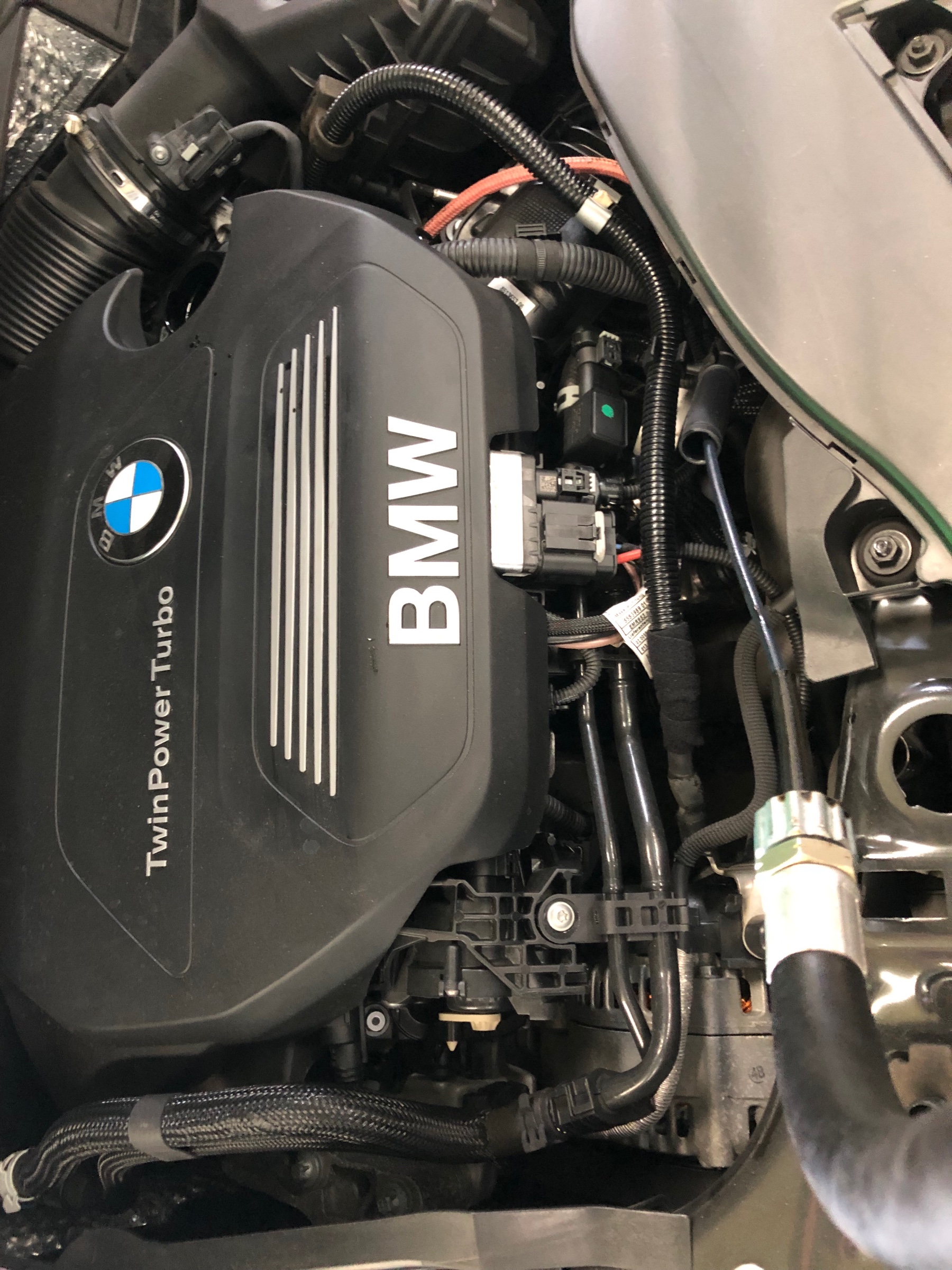 BMW 218d のエンジンオイル交換をしました！ | BMW 2シリーズ メンテナンス商品 | 技術サービス施工事例 | タイヤ館 福岡東 |  タイヤからはじまる、トータルカーメンテナンス タイヤ館グループ