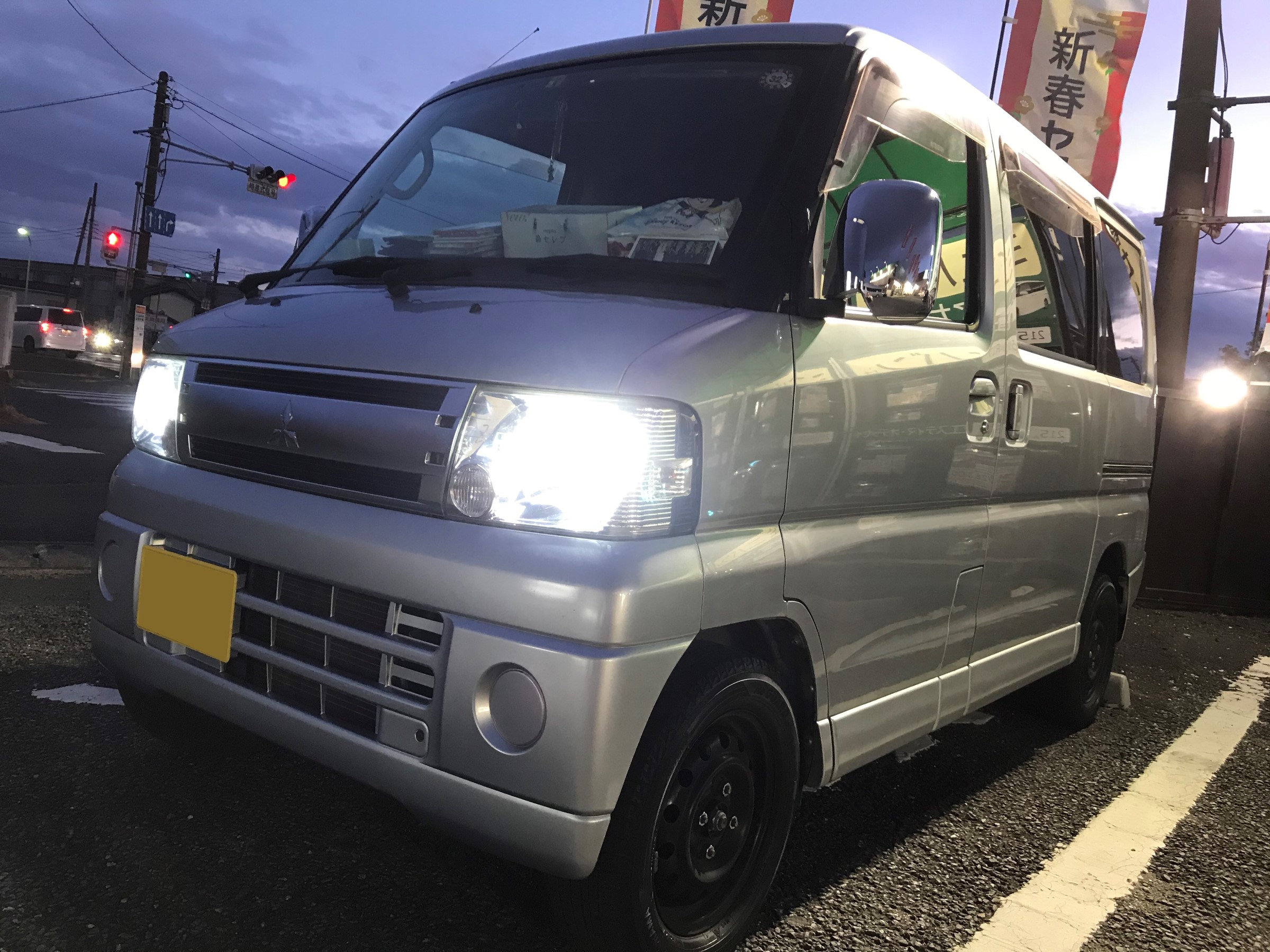 三菱・タウンボックス・U61W】HIDヘッドライトのお取付けです！ | 店舗 