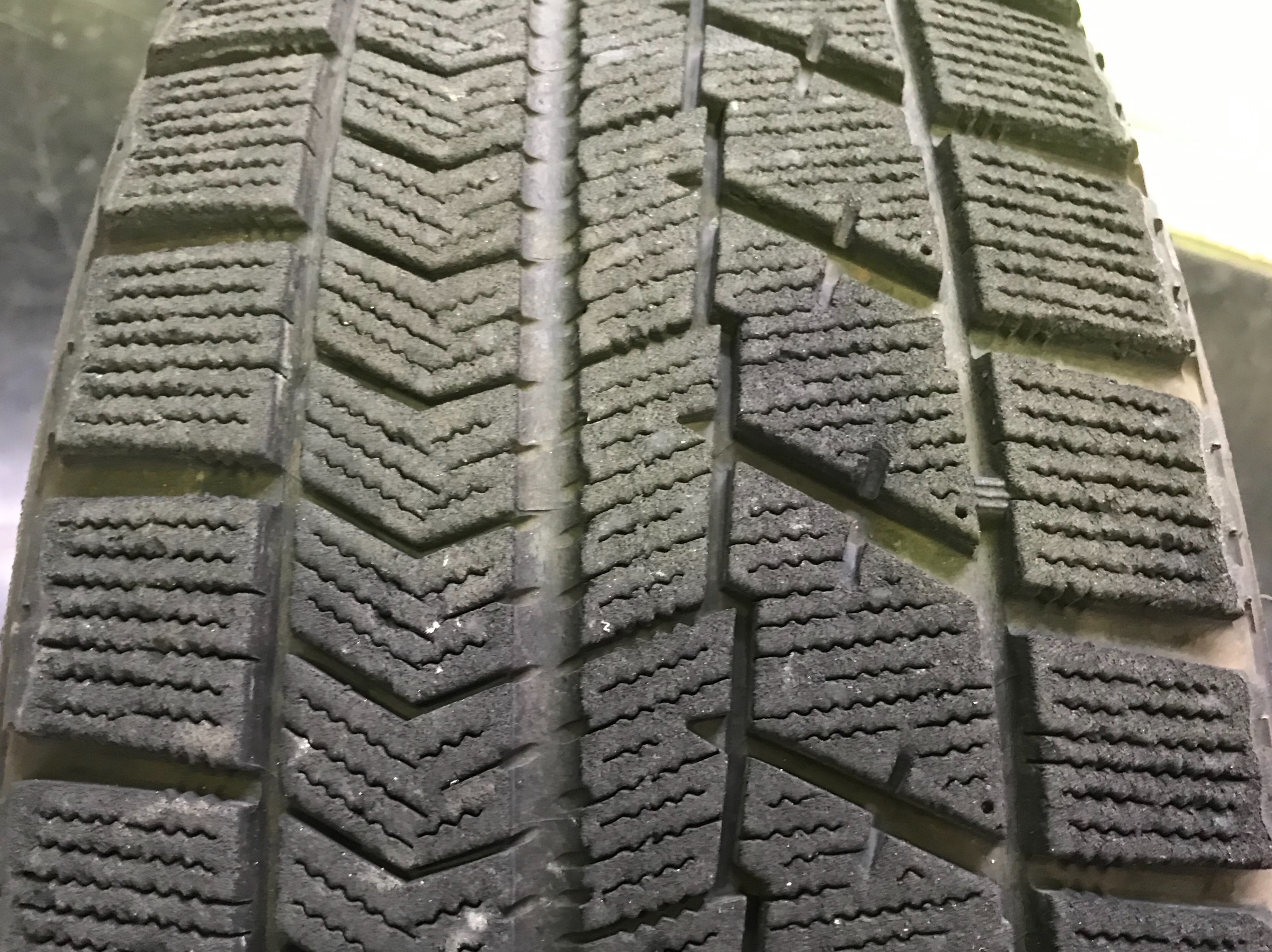 ノアのスタッドレスタイヤ交換しました トヨタ ノア タイヤ タイヤ ホイール関連 タイヤ ホイール交換 技術サービス施工事例 タイヤ館 福岡東 タイヤからはじまる トータルカーメンテナンス タイヤ館グループ