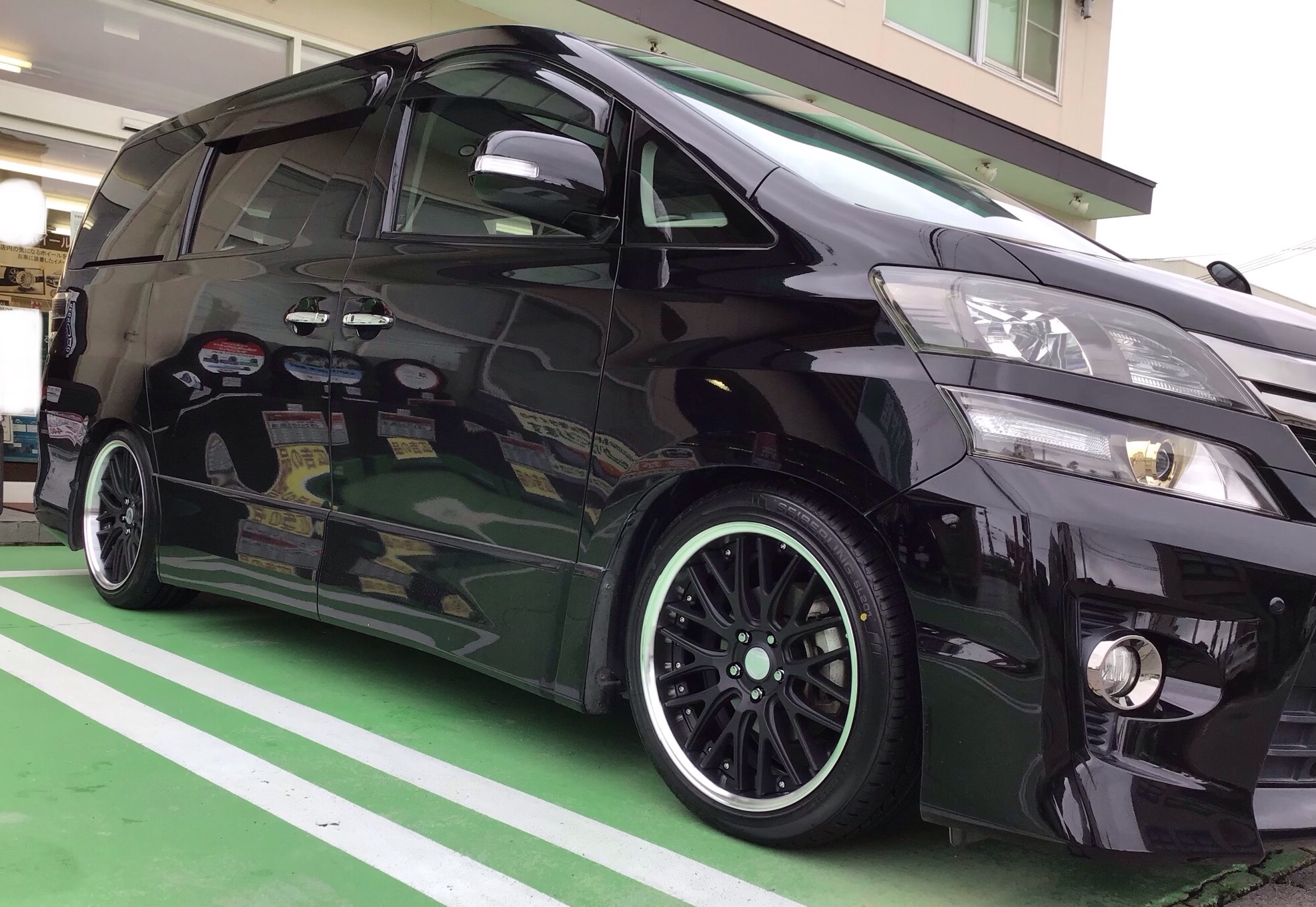 アルファード ホイールドレスアップ 車高調お取り付け トヨタ アルファード ホイール タイヤ ホイール関連 タイヤ ホイール交換 サービス事例 タイヤ館 彦根 京都府 滋賀県のタイヤからはじまる トータルカーメンテナンス タイヤ館グループ