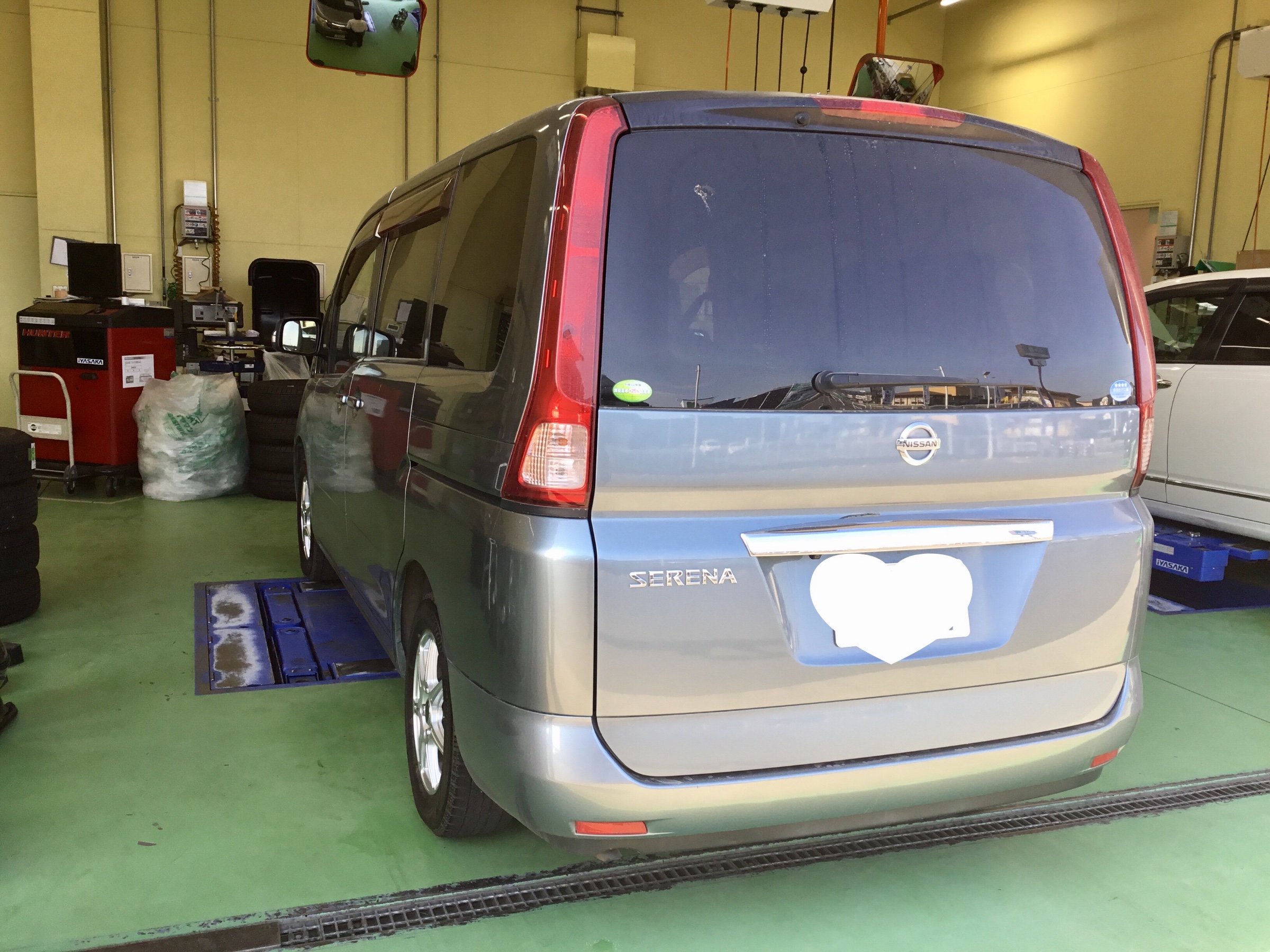 セレナのバッテリー交換 日産 セレナ メンテナンス商品 サービス事例 タイヤ館 グリーンピットつくば研究学園 茨城県のタイヤ カー用品ショップ タイヤからはじまる トータルカーメンテナンス タイヤ館グループ