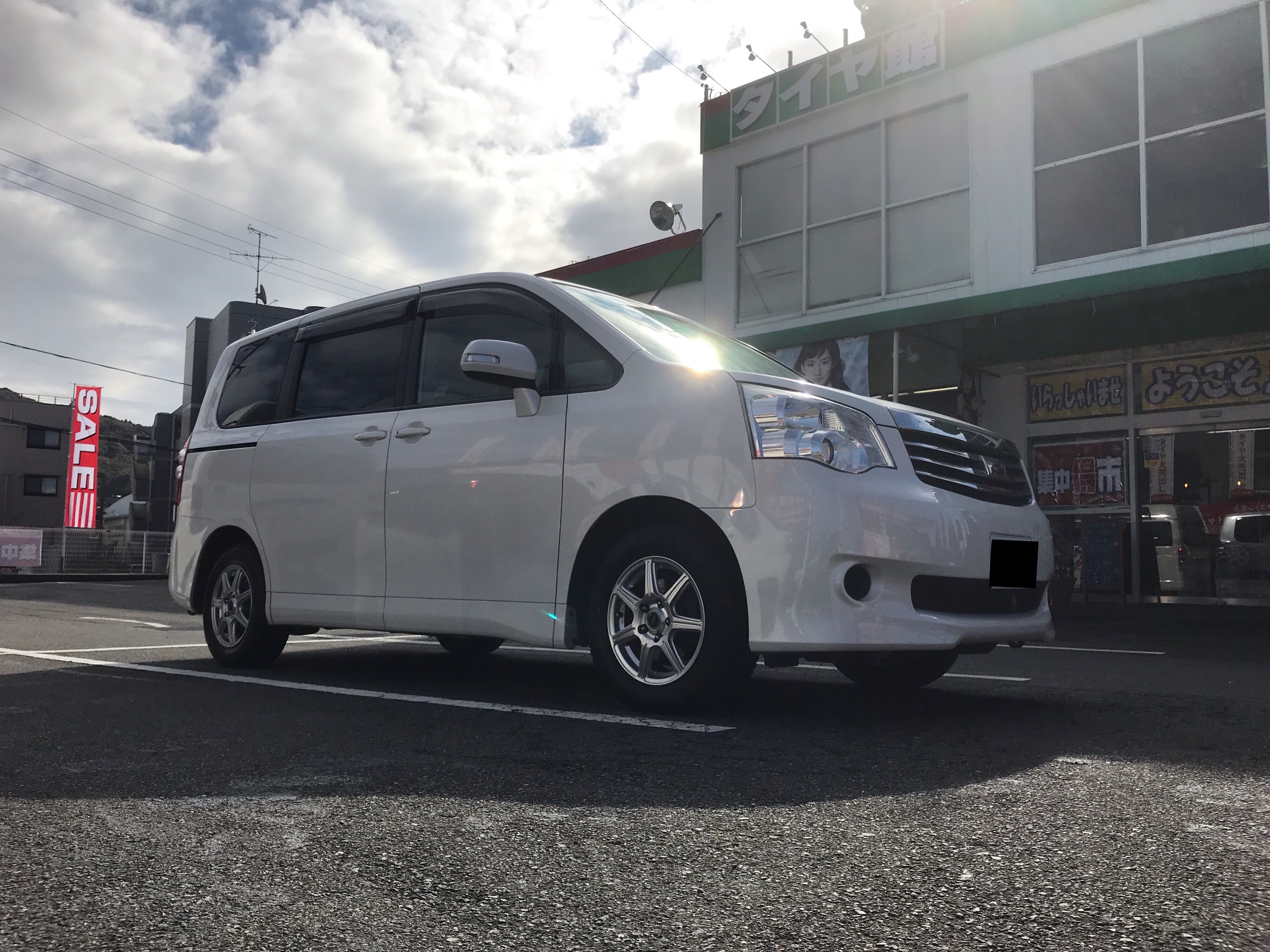 ノアのスタッドレスタイヤ交換しました トヨタ ノア タイヤ タイヤ ホイール関連 タイヤ ホイール交換 技術サービス施工事例 タイヤ館 福岡東 タイヤからはじまる トータルカーメンテナンス タイヤ館グループ