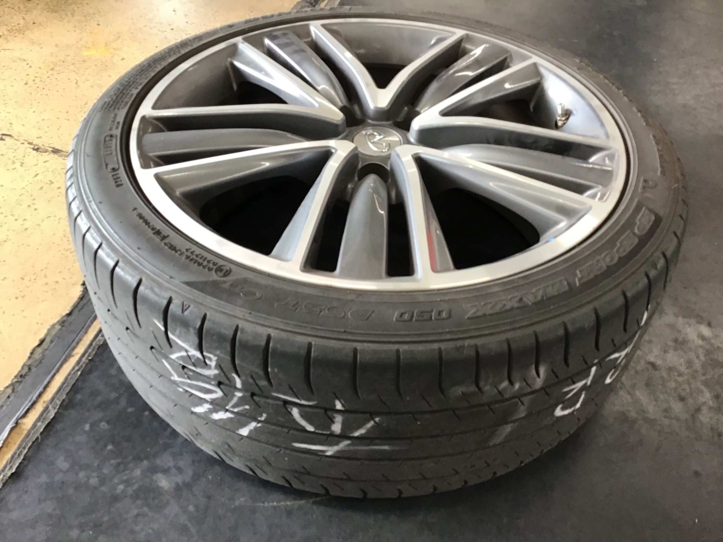 日産 スカイライン 245/40R19 ランフラット ポテンザS001 | 店舗