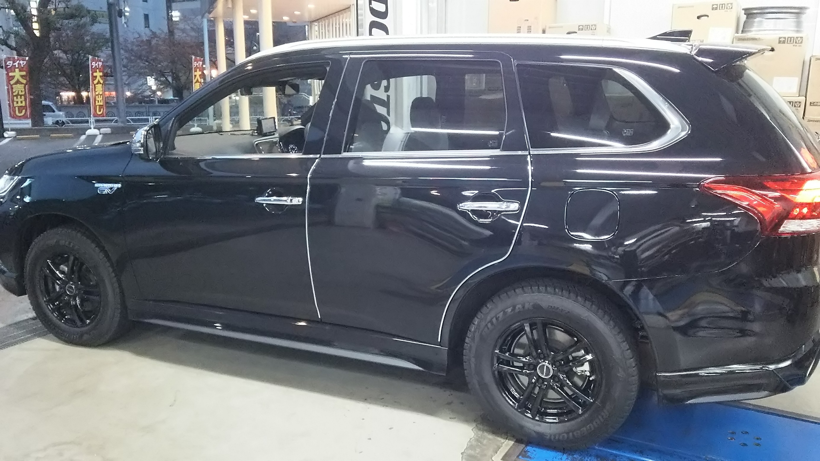 三菱 新型 アウトランダー PHEV | スタッフ日記 | タイヤ館 多摩
