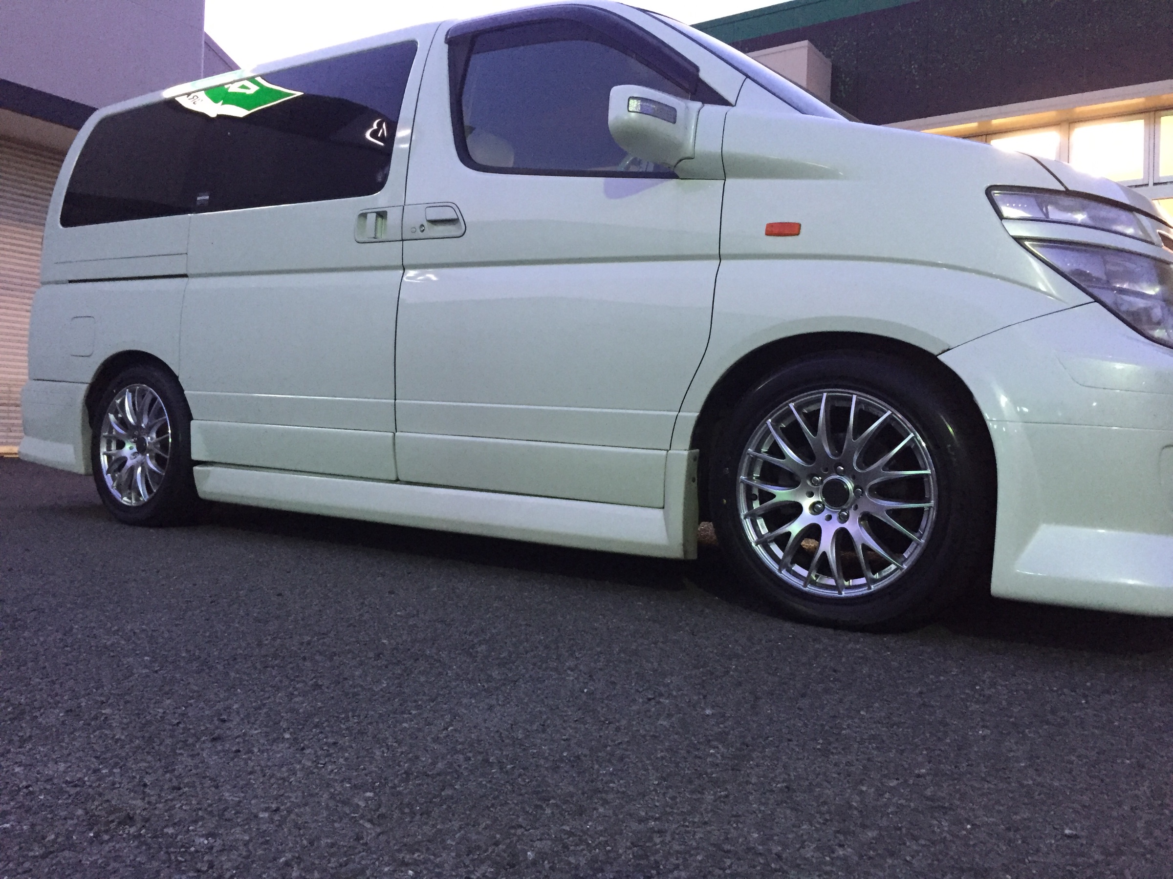 レイズ ホムラ ２ ９ 取り付け 日産 エルグランド ホイール タイヤ ホイール関連 タイヤ ホイール交換 スタッフ日記 タイヤ館 府中 東京都のタイヤ カー用品ショップ タイヤからはじまる トータルカーメンテナンス タイヤ館グループ