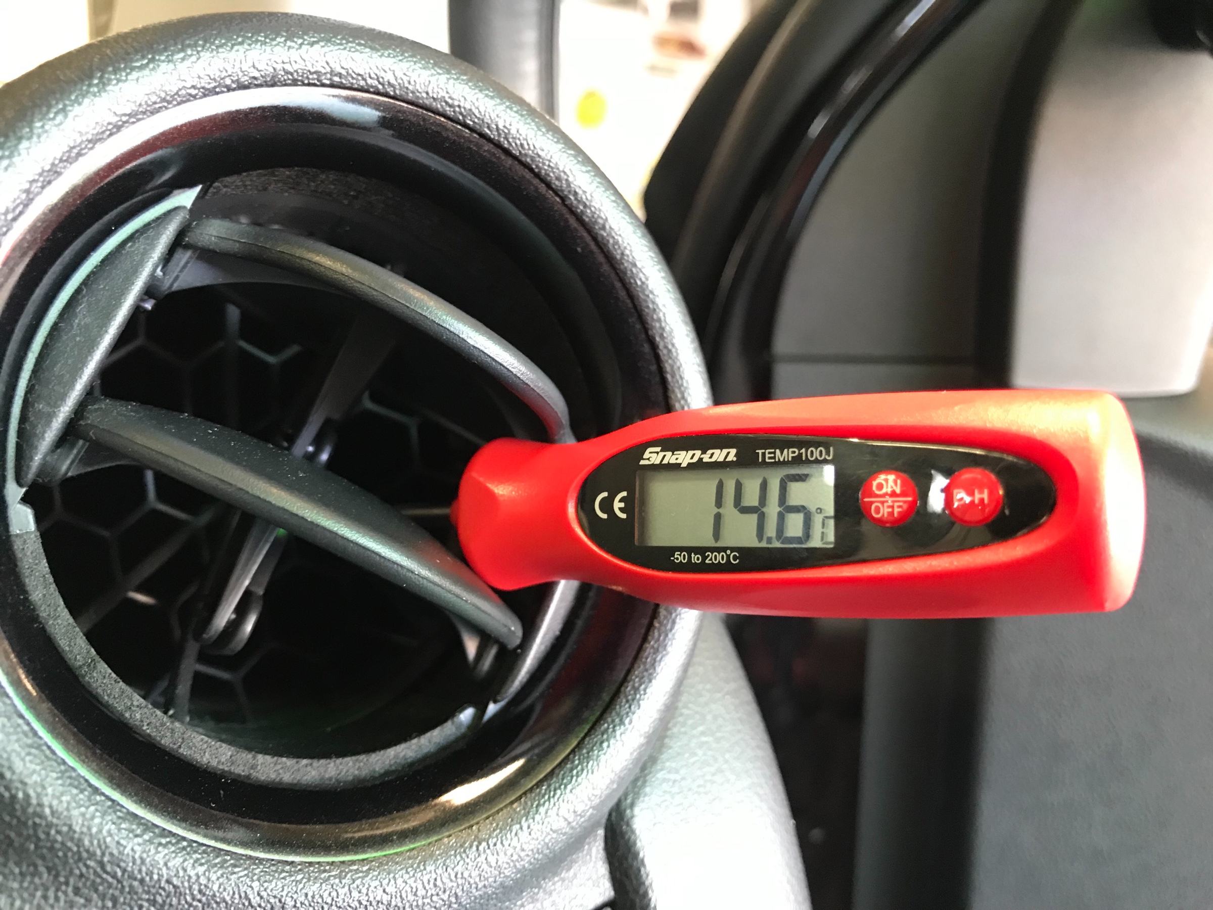マーチのエアコンガスクリーニングをしました 日産 マーチnismo メンテナンス商品 技術サービス施工事例 タイヤ館 福岡東 タイヤからはじまる トータルカーメンテナンス タイヤ館グループ