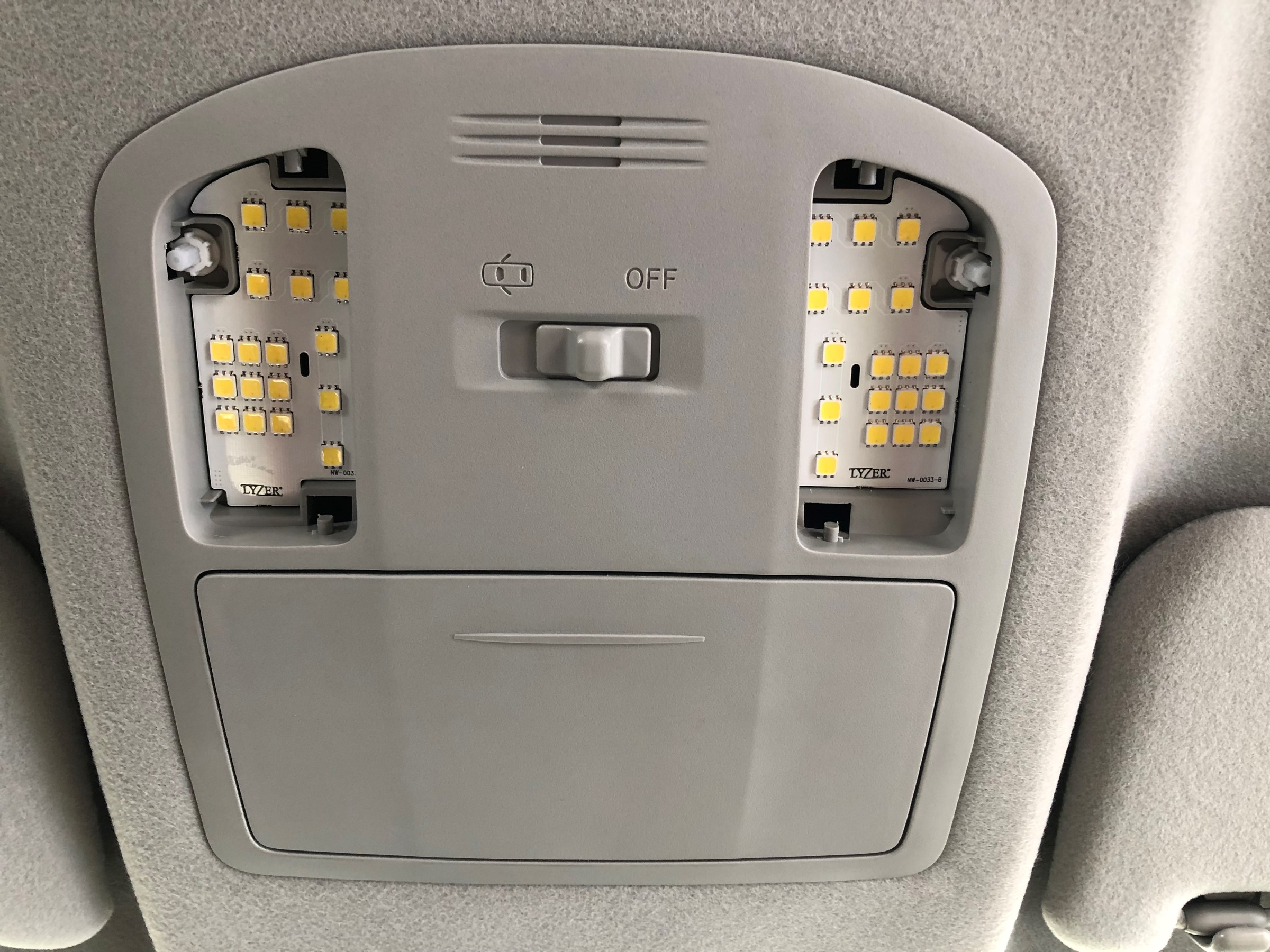トヨタ・ハイラックス・GUN125】ルームランプ交換 トヨタ ハイラックス その他 カー用品取付 HID・LED 電球取付 サービス事例 タイヤ館 うしく上柏田 茨城県のタイヤ、カー用品ショップ タイヤからはじまる、トータルカーメンテナンス タイヤ館グループ ハイラックス GUN125 ホワイト LED 室内灯ルームランプ