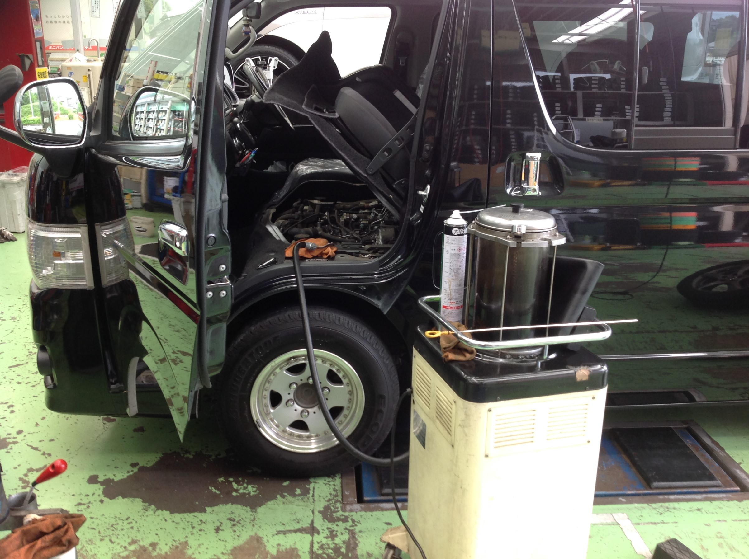 0系ハイエース オイル交換作業 トヨタ ハイエース メンテナンス商品 サービス事例 タイヤ館 取手 茨城県のタイヤ カー用品ショップ タイヤからはじまる トータルカーメンテナンス タイヤ館グループ