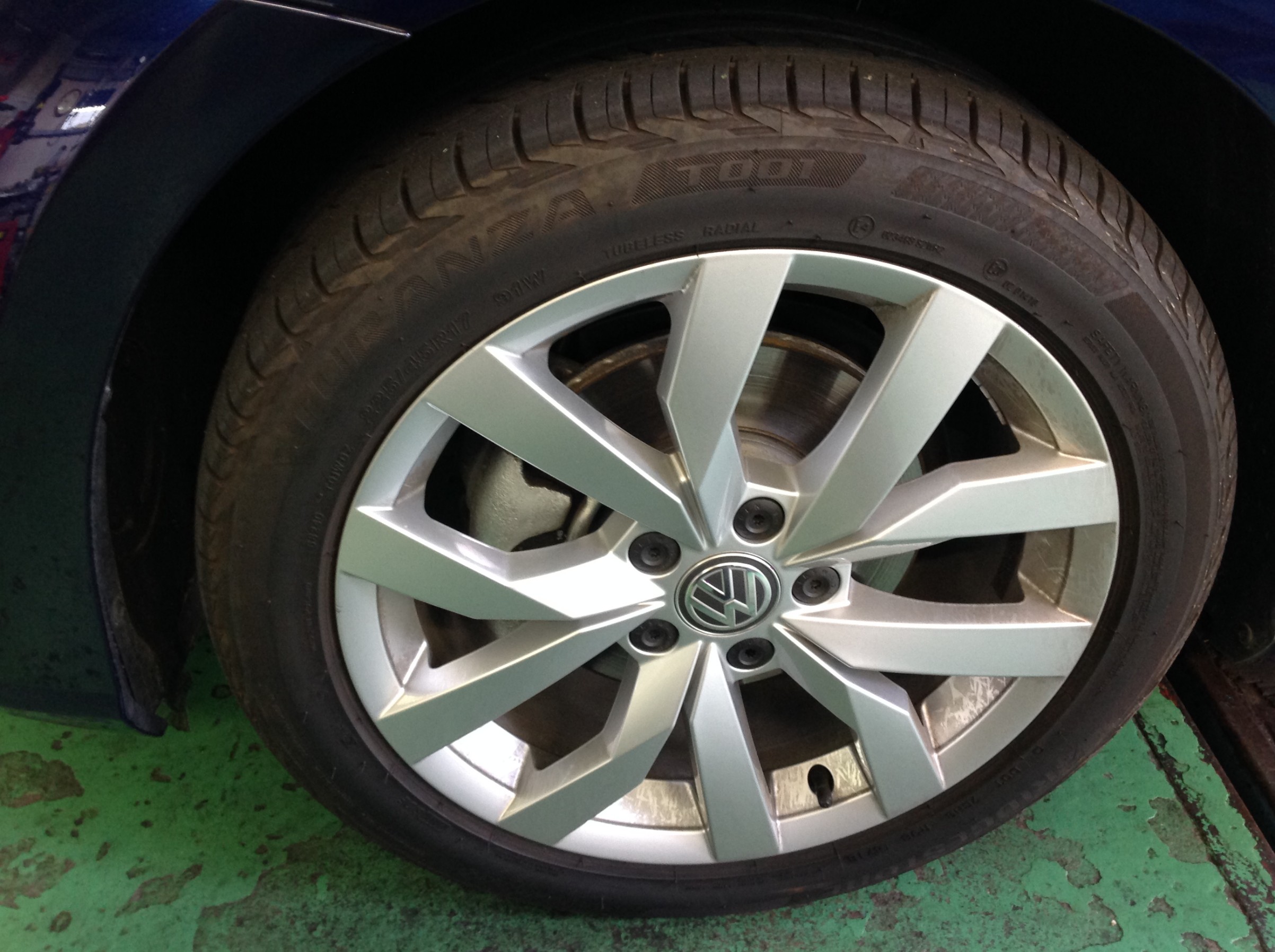 美しい 紺色 車のホイール交換事例 ゴルフ アクセラスポーツ フォルクスワーゲン ゴルフ7 ホイール タイヤ ホイール関連 タイヤ ホイール交換 スタッフ日記 タイヤ館 草津 タイヤからはじまる トータルカーメンテナンス タイヤ館グループ