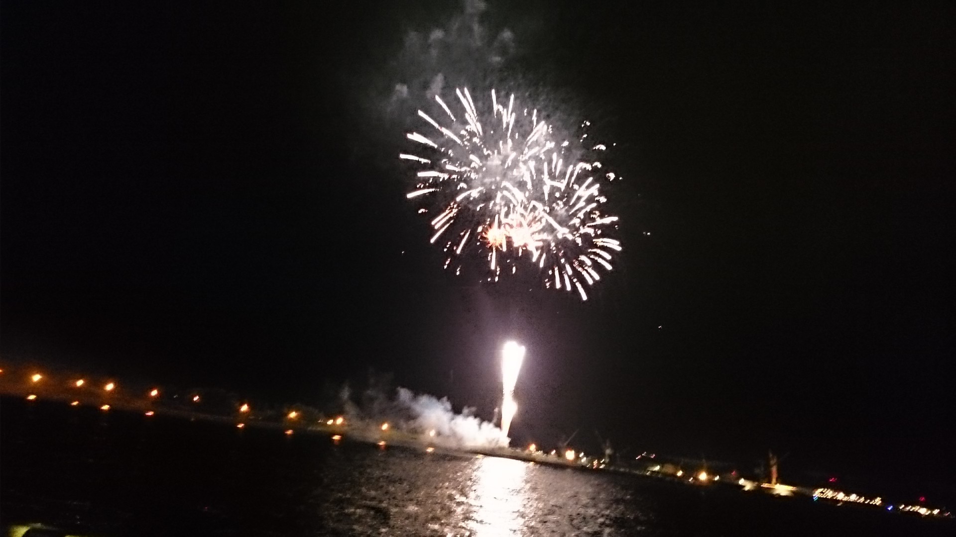 下手ですが、花火を一つ。