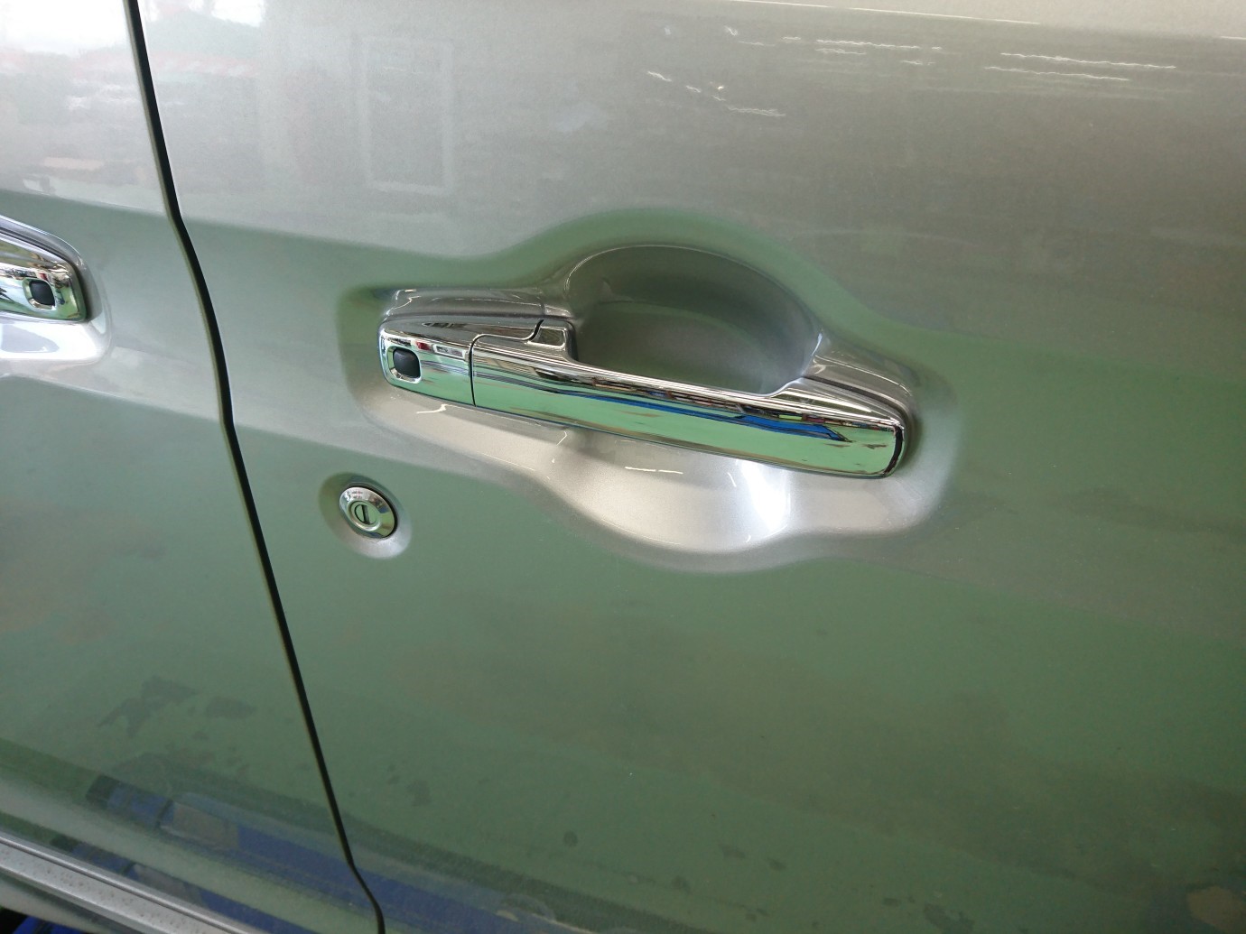 スズキ スペーシアカスタム ドアハンドルエスカッション取付け サービス事例 タイヤ館 阿見 茨城県のタイヤ カー用品ショップ タイヤからはじまる トータルカーメンテナンス タイヤ館グループ