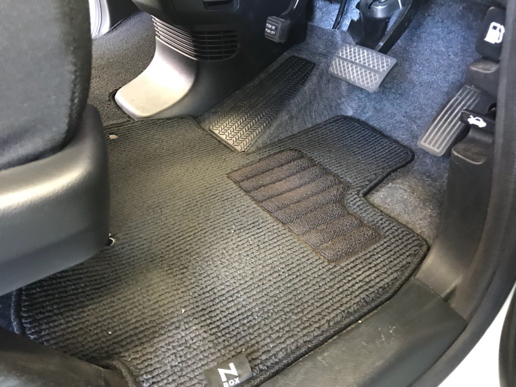 ホンダn Box クラッチオ カスタムフロアマット 取付 サービス事例 タイヤ館 瀬谷 神奈川県のタイヤ カー用品ショップ タイヤからはじまる トータルカーメンテナンス タイヤ館グループ