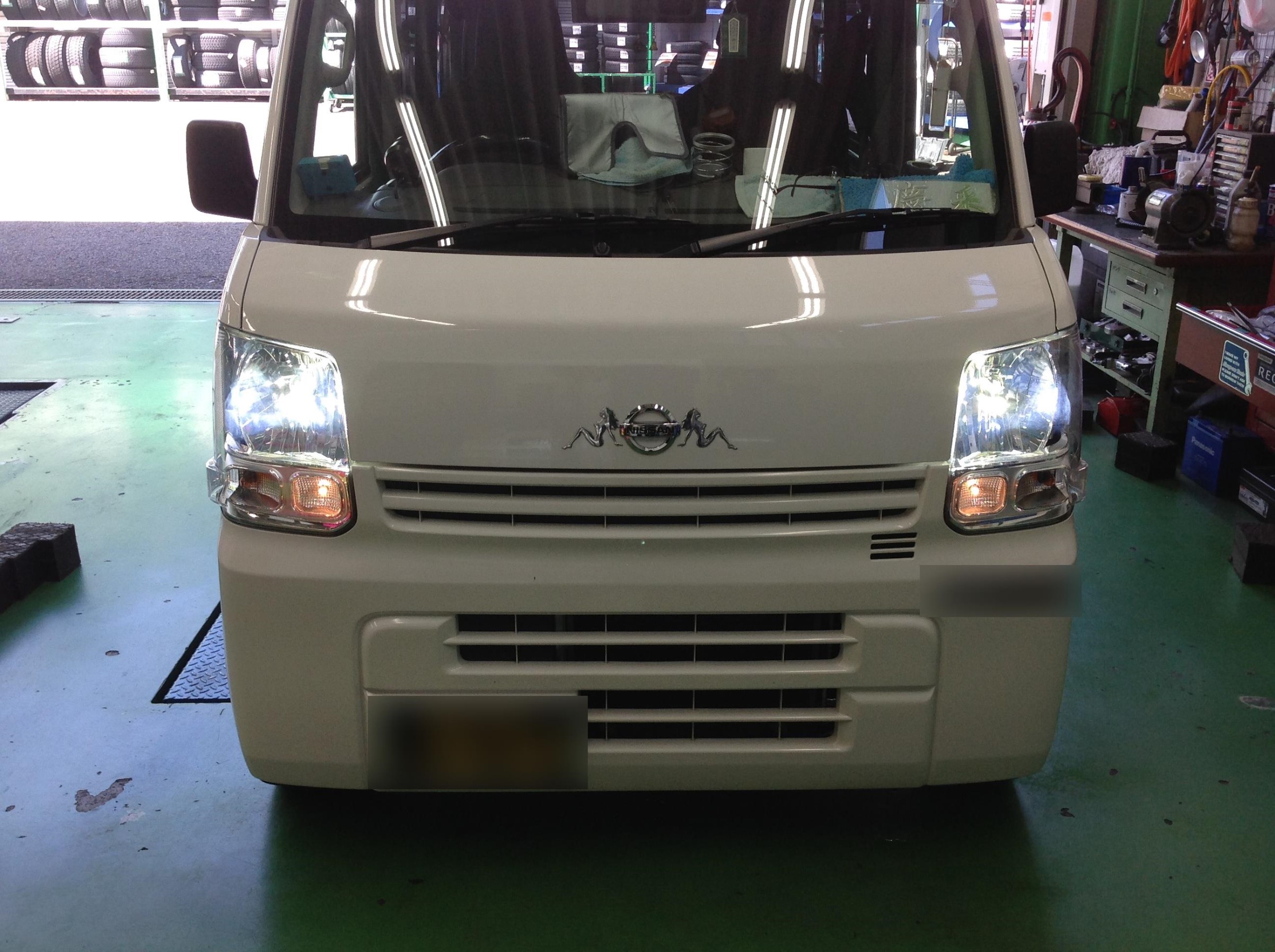 ヘッドライトled交換とラジオアンテナ交換 日産 Nv100 サービス事例 タイヤ館 成瀬 タイヤからはじまる トータルカーメンテナンス タイヤ館グループ