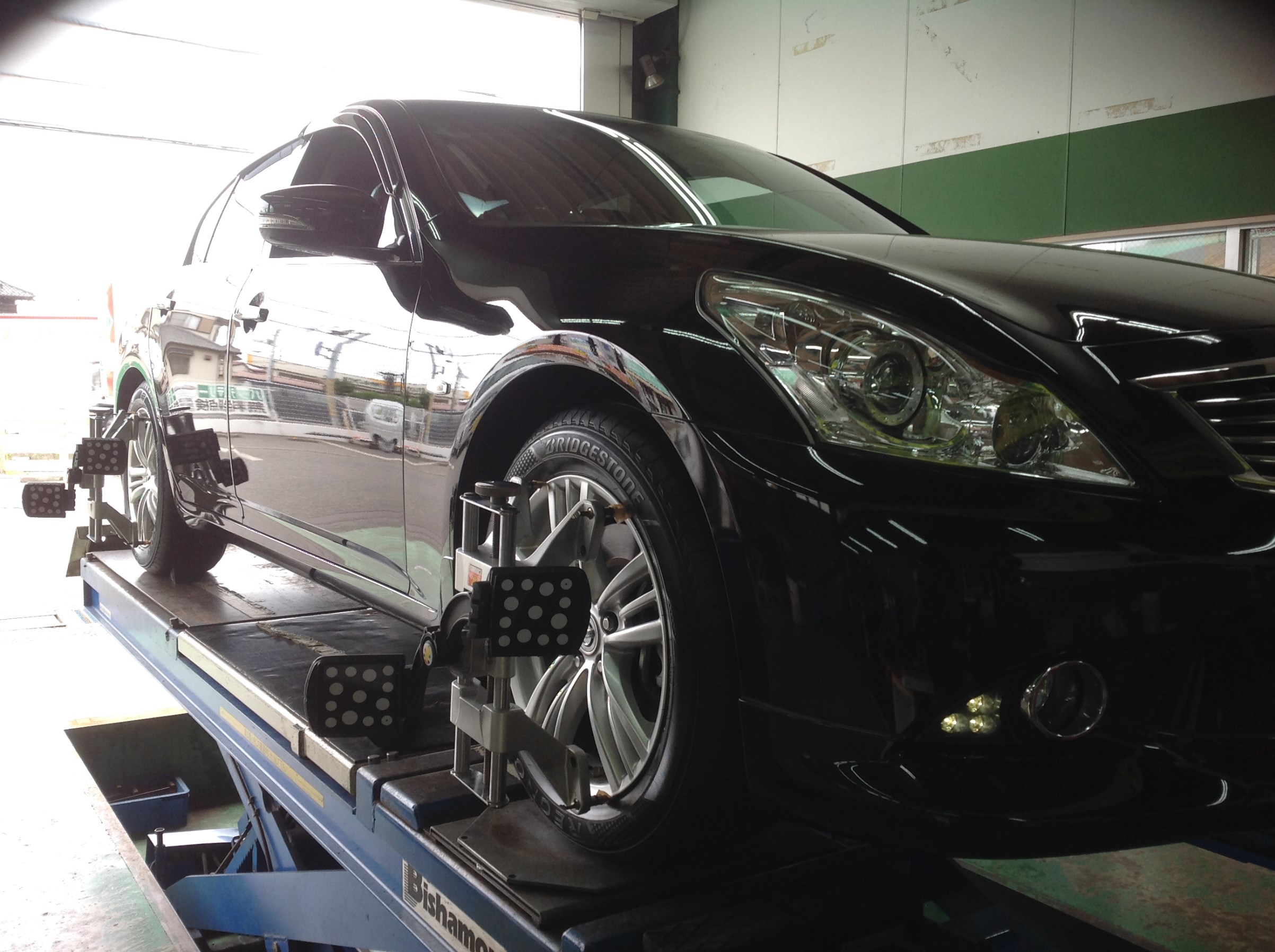 日産「スカイライン Ｖ３６」のタイヤ交換＆ＴＰＭＳ取り付け